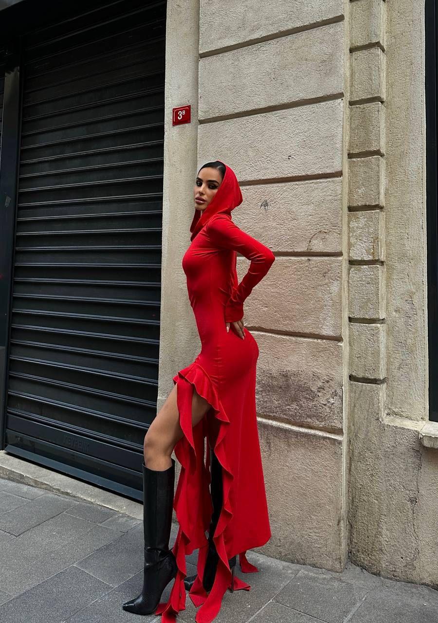 Kırmızı Micro Kumaş Fırfır Detay Maksi Boy Kapüşonlu Elbisemiz