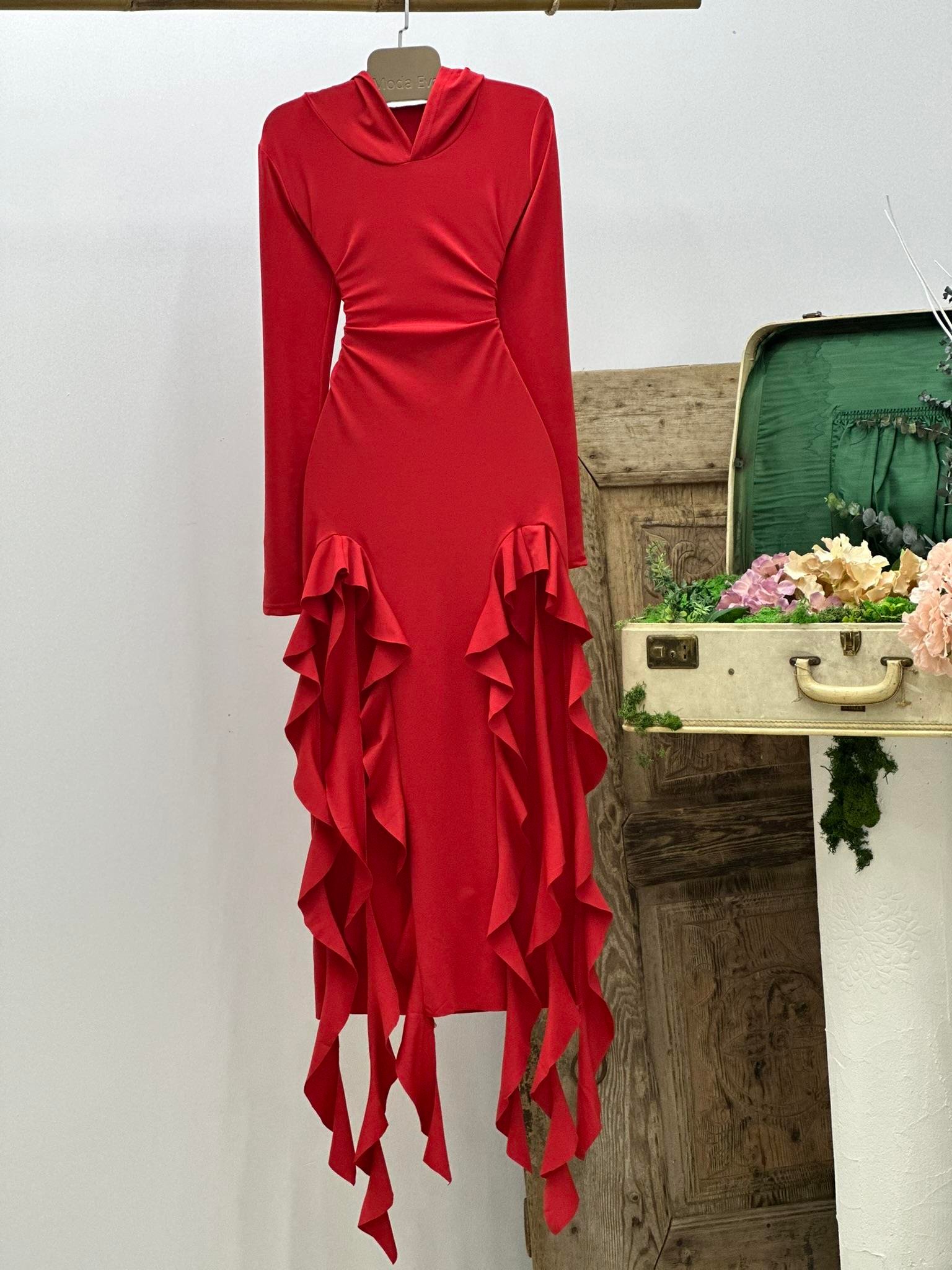 Kırmızı Micro Kumaş Fırfır Detay Maksi Boy Kapüşonlu Elbisemiz