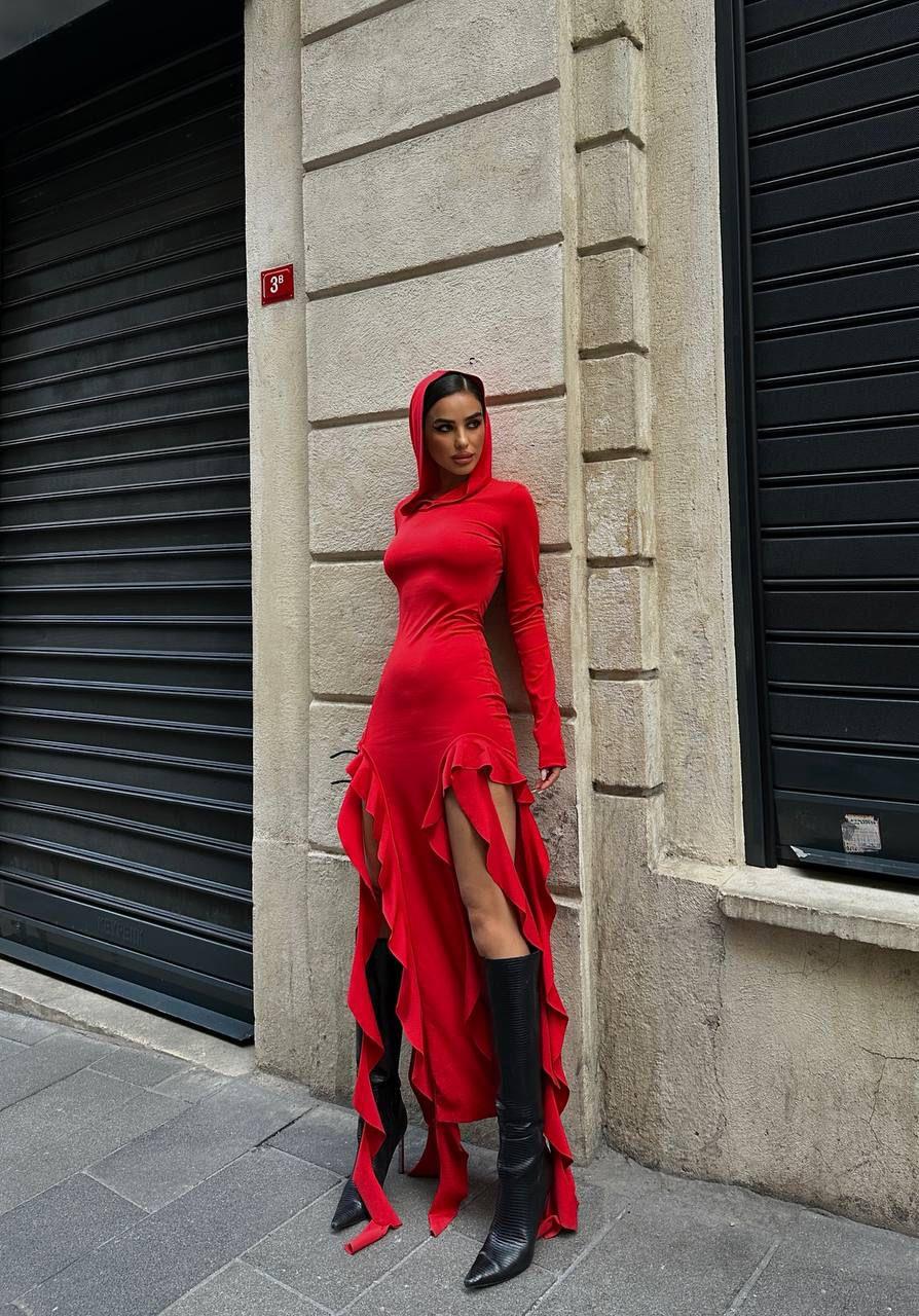 Kırmızı Micro Kumaş Fırfır Detay Maksi Boy Kapüşonlu Elbisemiz