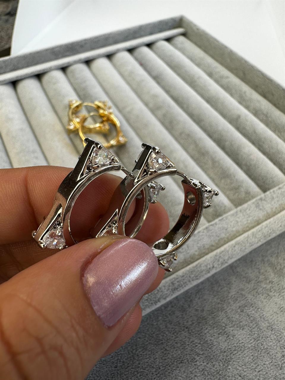 Köşeler Zirkon Kalp Taşlı Kare Küpe 