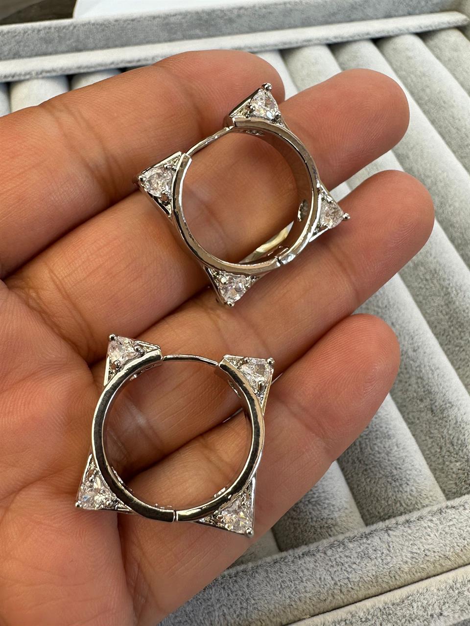 Köşeler Zirkon Kalp Taşlı Kare Küpe 