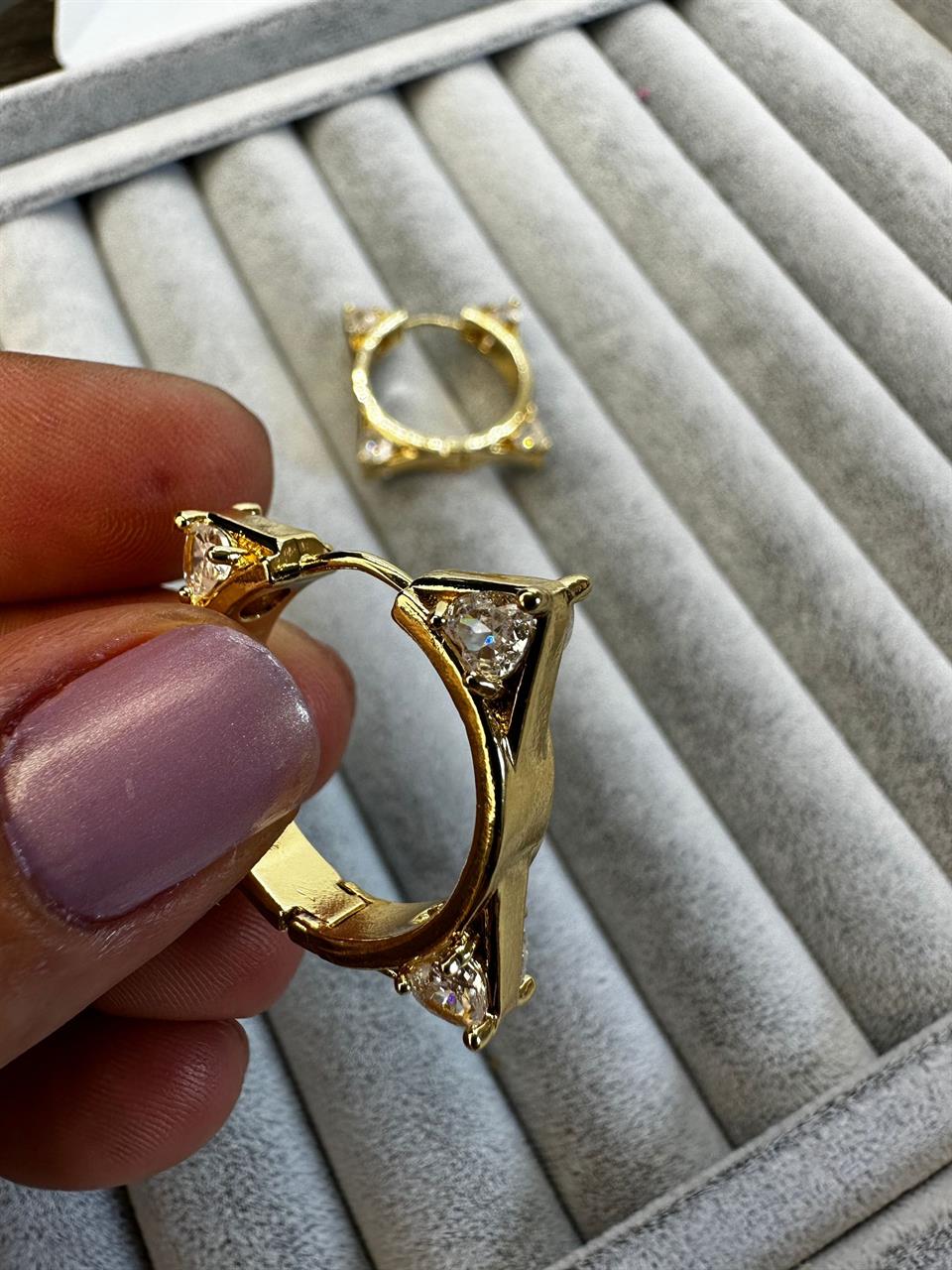 Köşeler Zirkon Kalp Taşlı Kare Küpe 