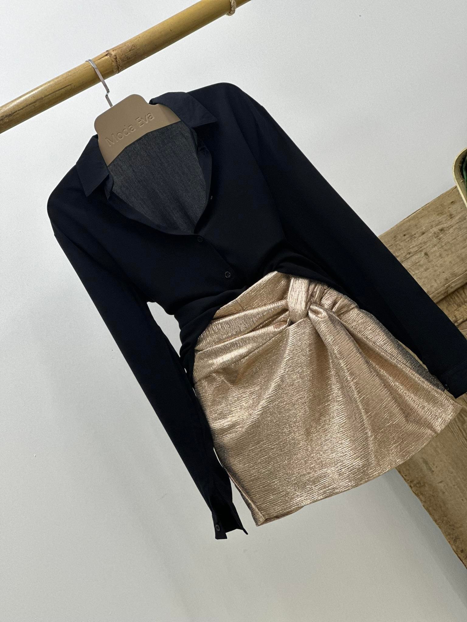 Lame Parlak Kumaş Boğum Detaylı Bakır Şort