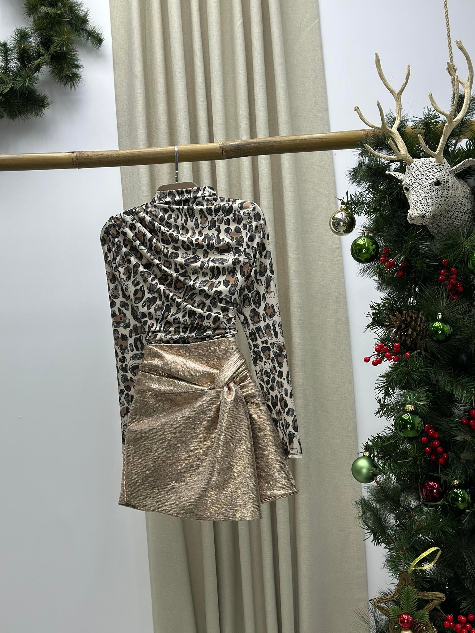 Lame Parlak Kumaş Boğum Detaylı Bakır Şort