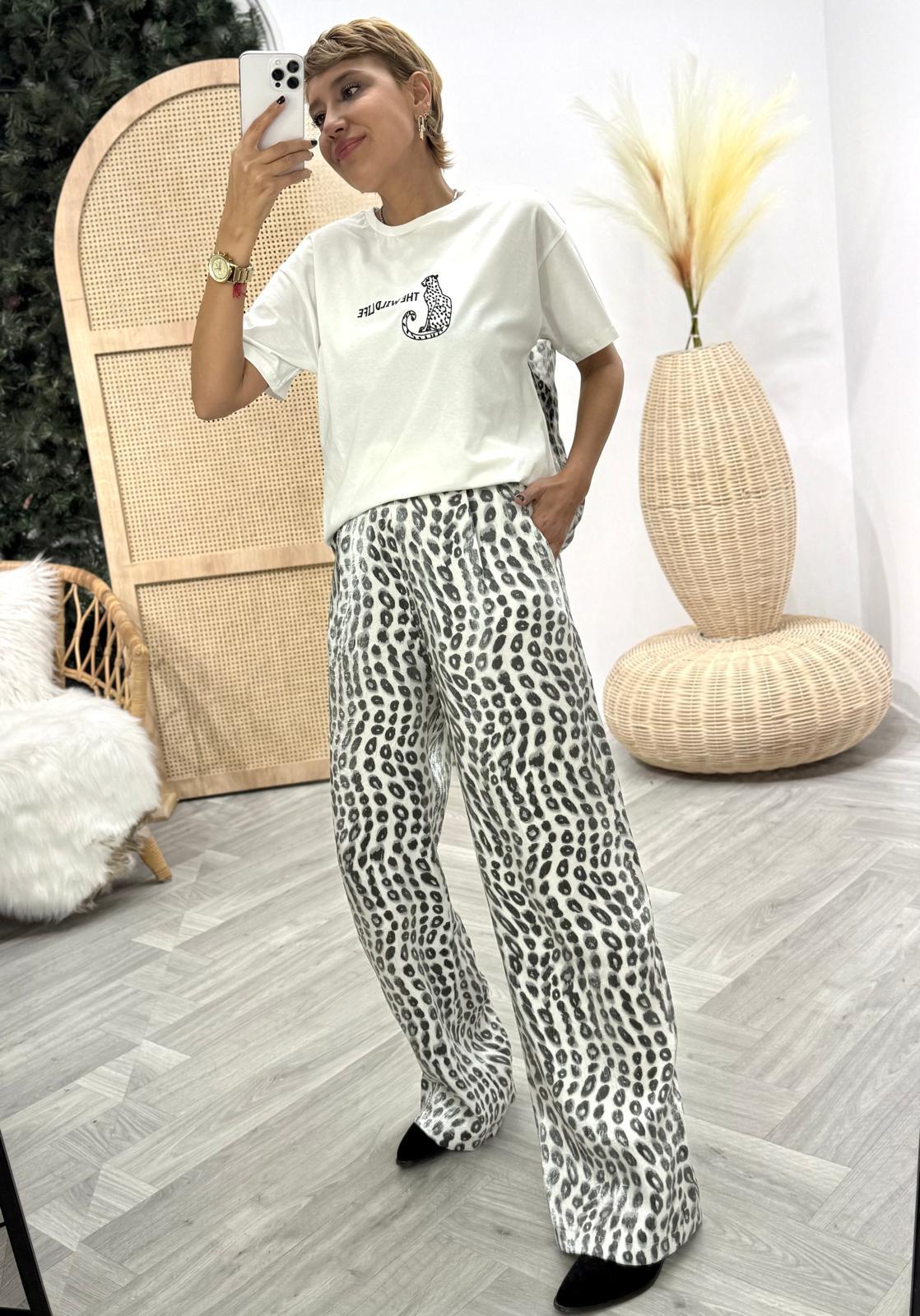 Leopar Nakışlı Sırt Parlak Tül Kumaş Tasarım T-shirt