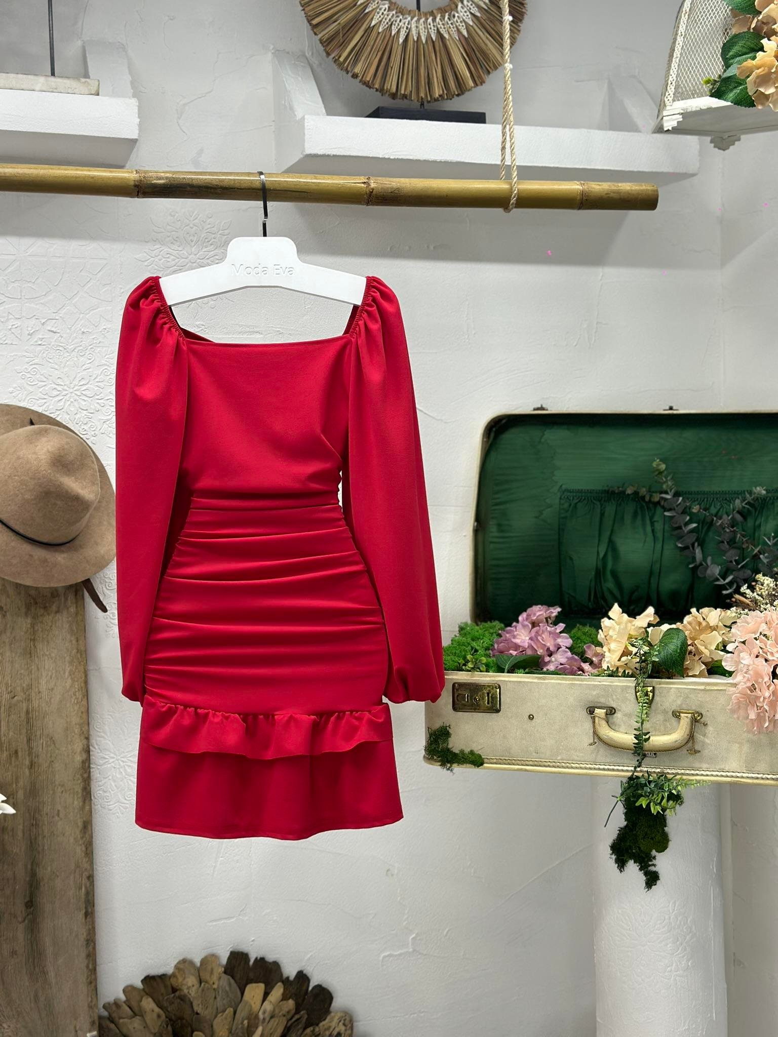 Likralı Crep Örme Kumaş Kare Yaka Drapeli Eteği Fırfırlı Balon Kol Kırmızı Elbise