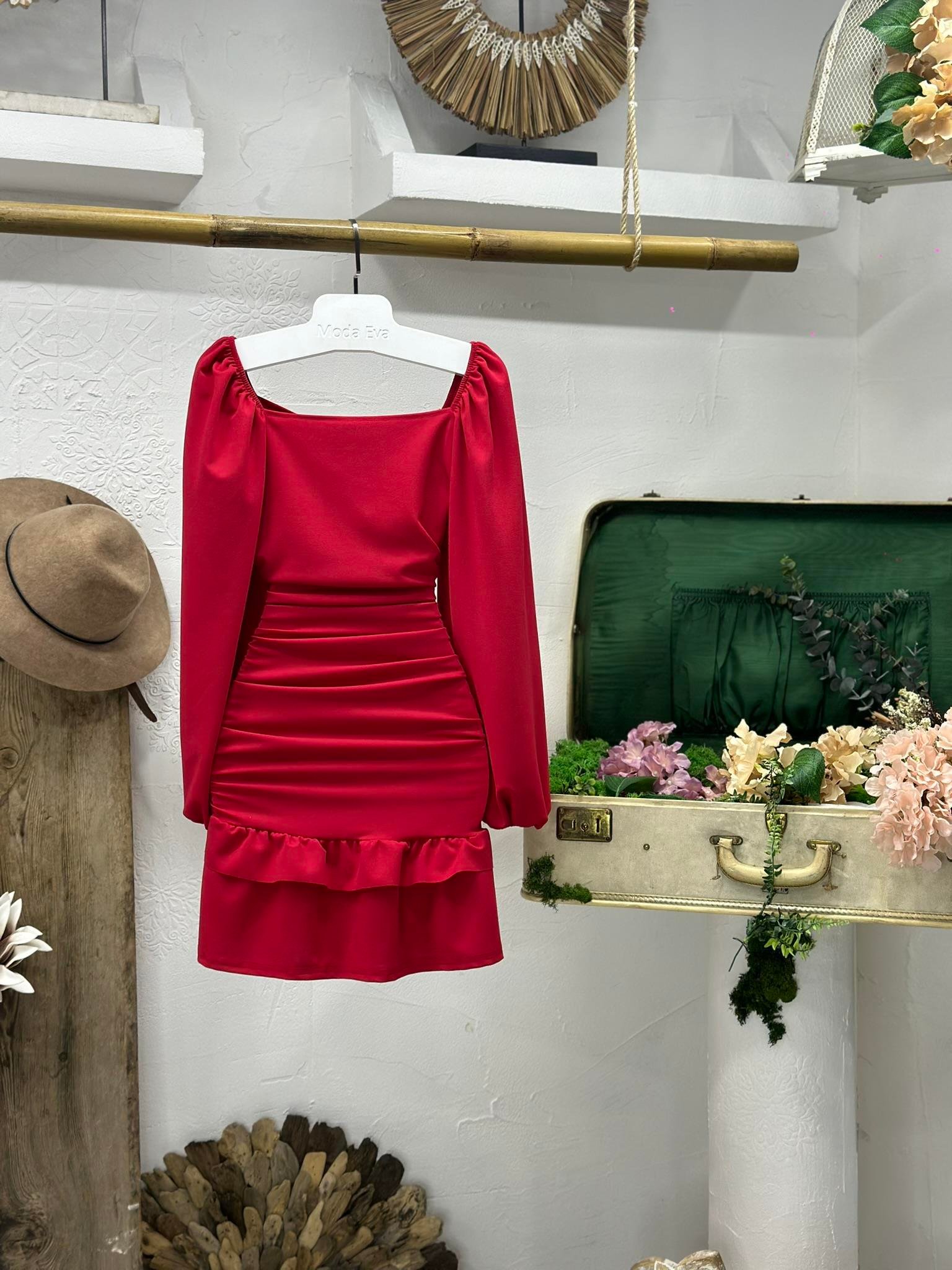 Likralı Crep Örme Kumaş Kare Yaka Drapeli Eteği Fırfırlı Balon Kol Kırmızı Elbise