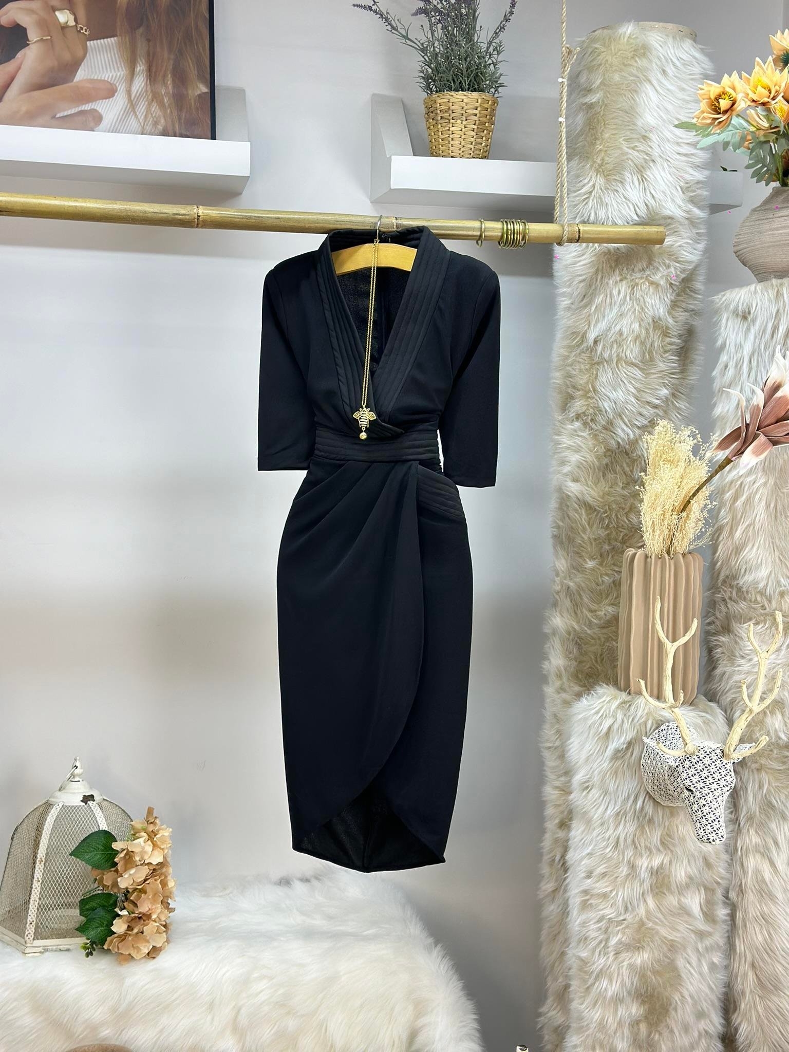 Likralı Sandy Kumaş Derin V Yaka Zarf Etekli Midi Boy Tasarım Elbise