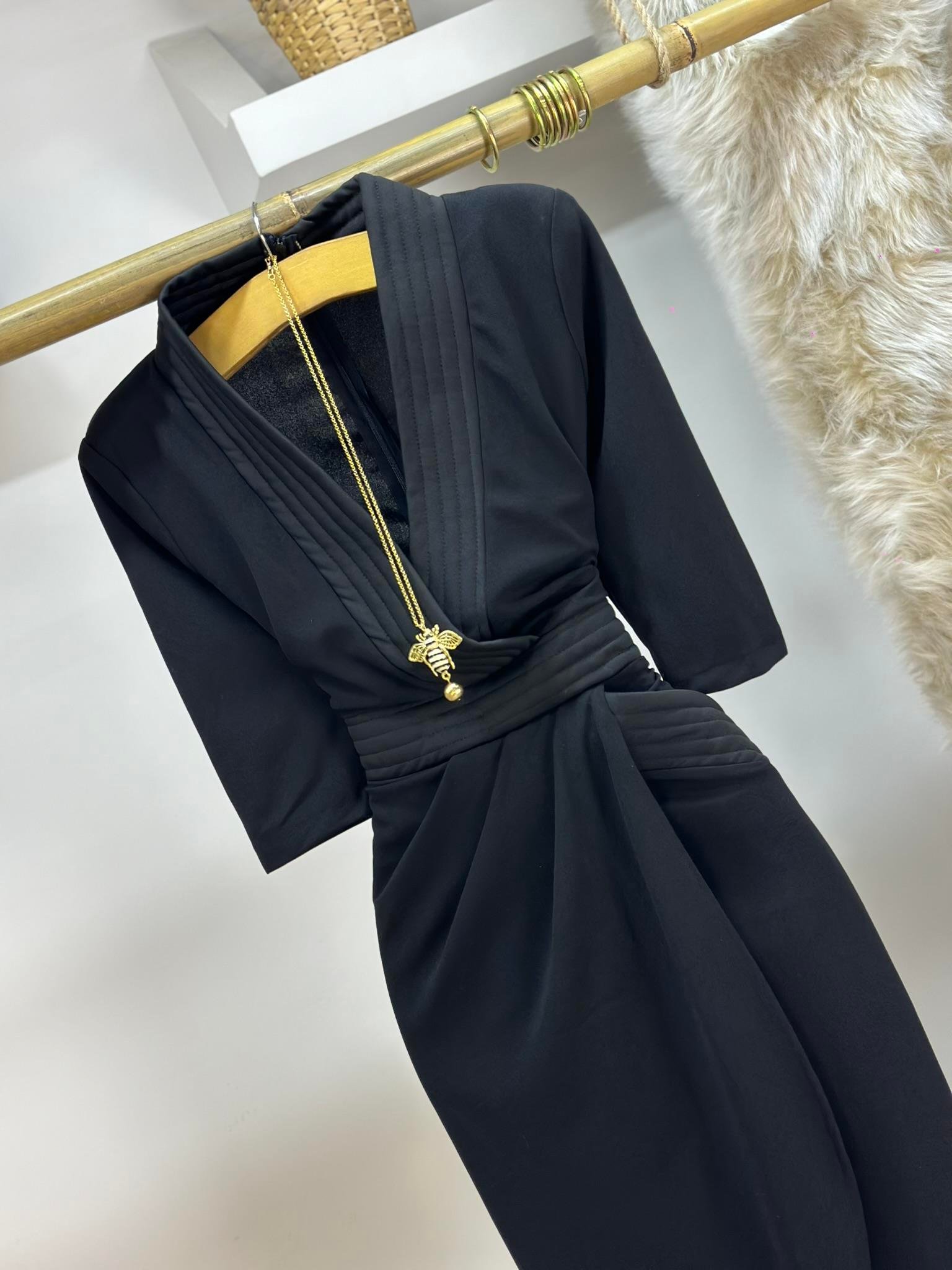 Likralı Sandy Kumaş Derin V Yaka Zarf Etekli Midi Boy Tasarım Elbise