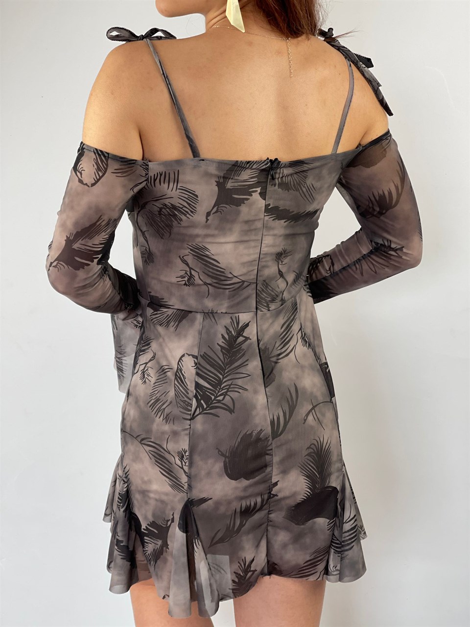 Likralı Tül Kumaş Omuzlar Bağlama Detaylı Tasarım Desenli Elbise