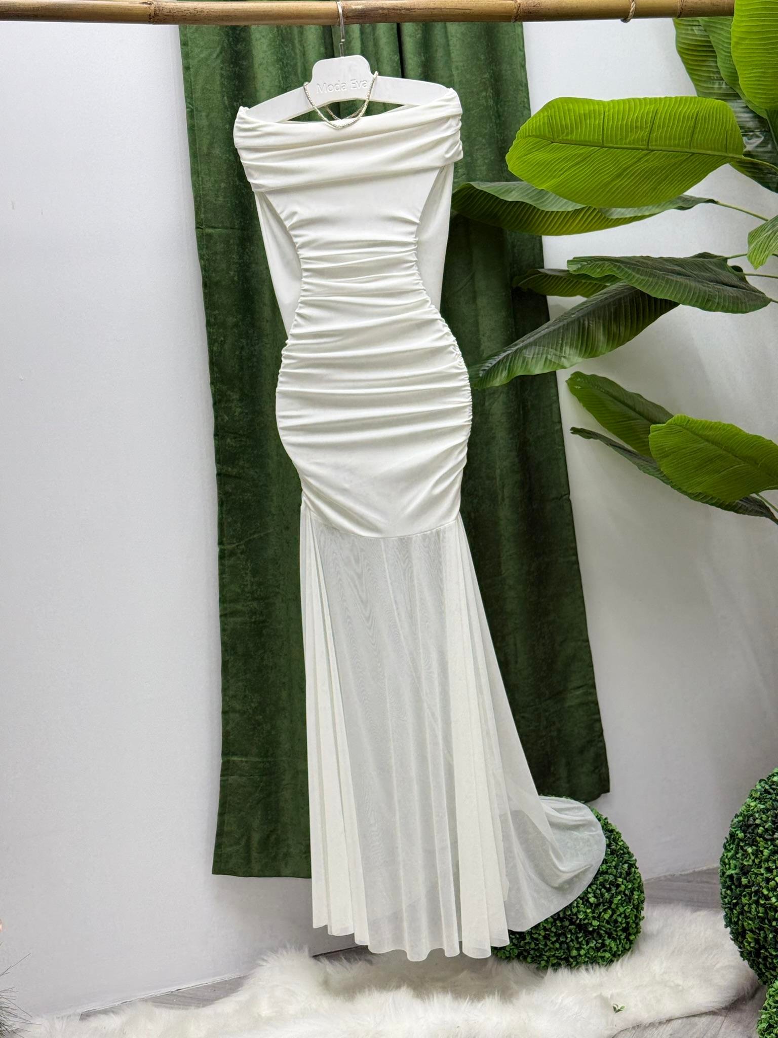 Likralı Tül Şifon Madonna Yaka Uzun Tasarım Elbise Beyaz