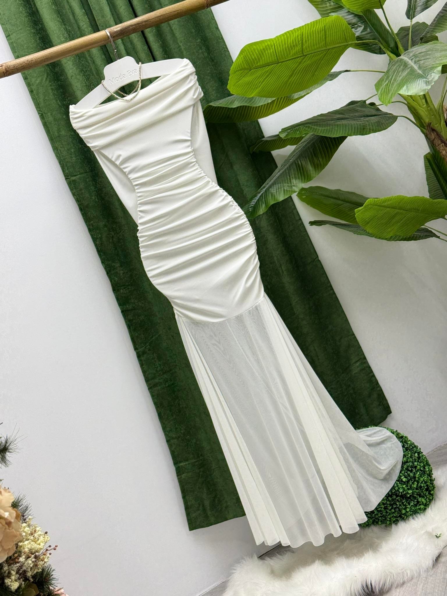 Likralı Tül Şifon Madonna Yaka Uzun Tasarım Elbise Beyaz