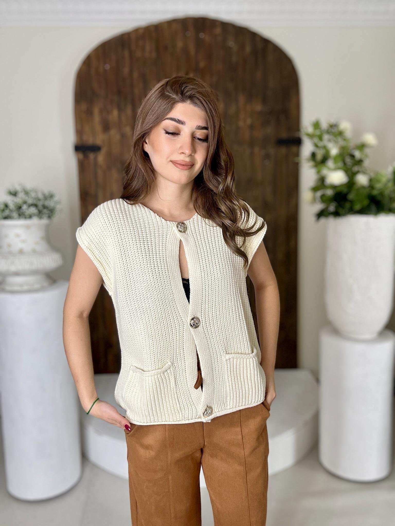 Metal Düğmeli Cep Detay Bej Triko Yelek