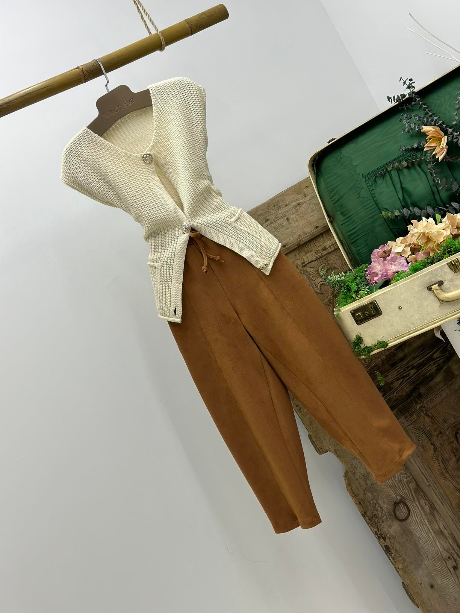 Metal Düğmeli Cep Detay Bej Triko Yelek