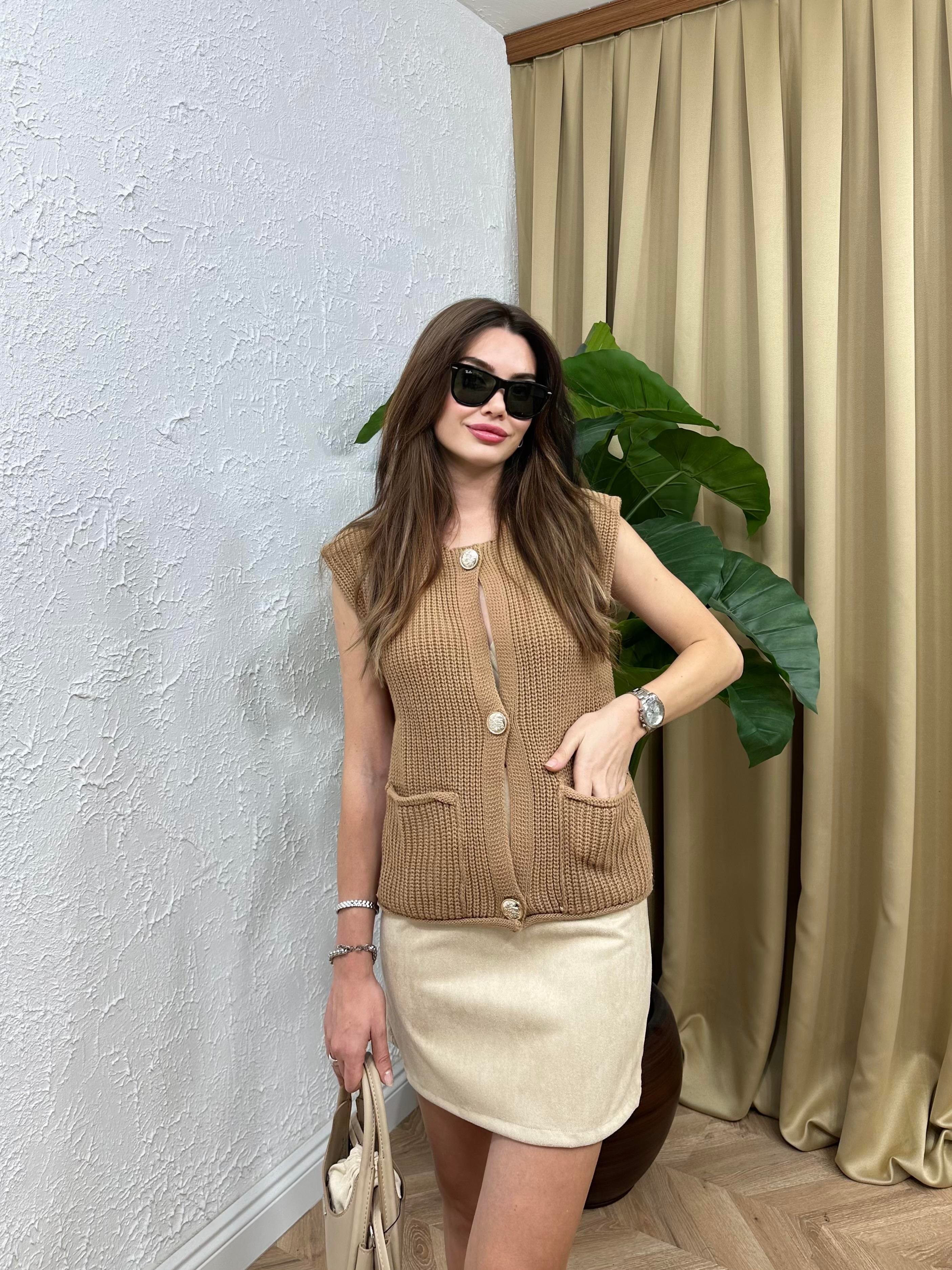 Metal Düğmeli Cep Detay Kahverengi Triko Yelek