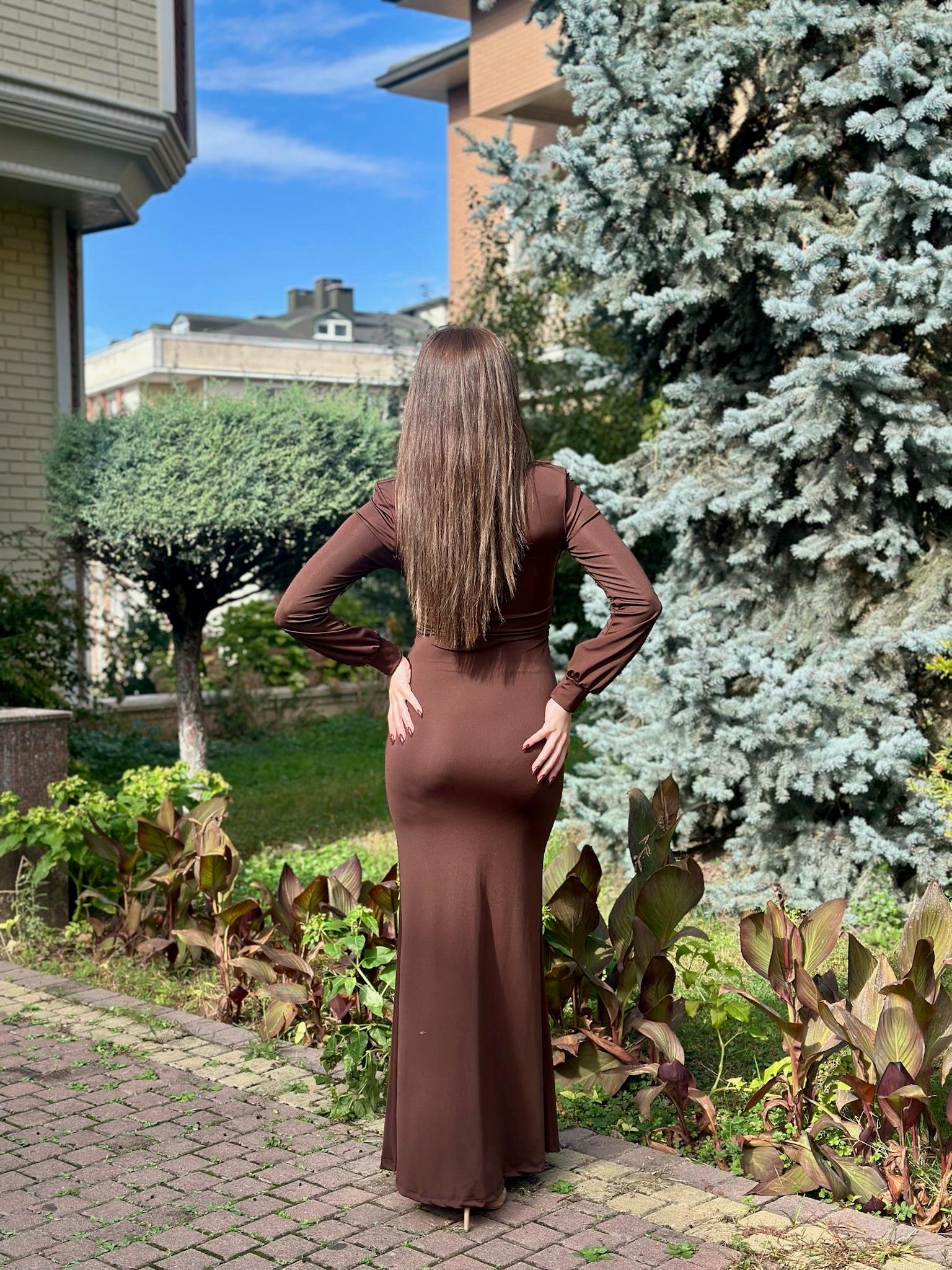 Micro Kumaş Çelik Aksesuarlı Derin V Yaka Maksi Boy Elbise Kahverengi