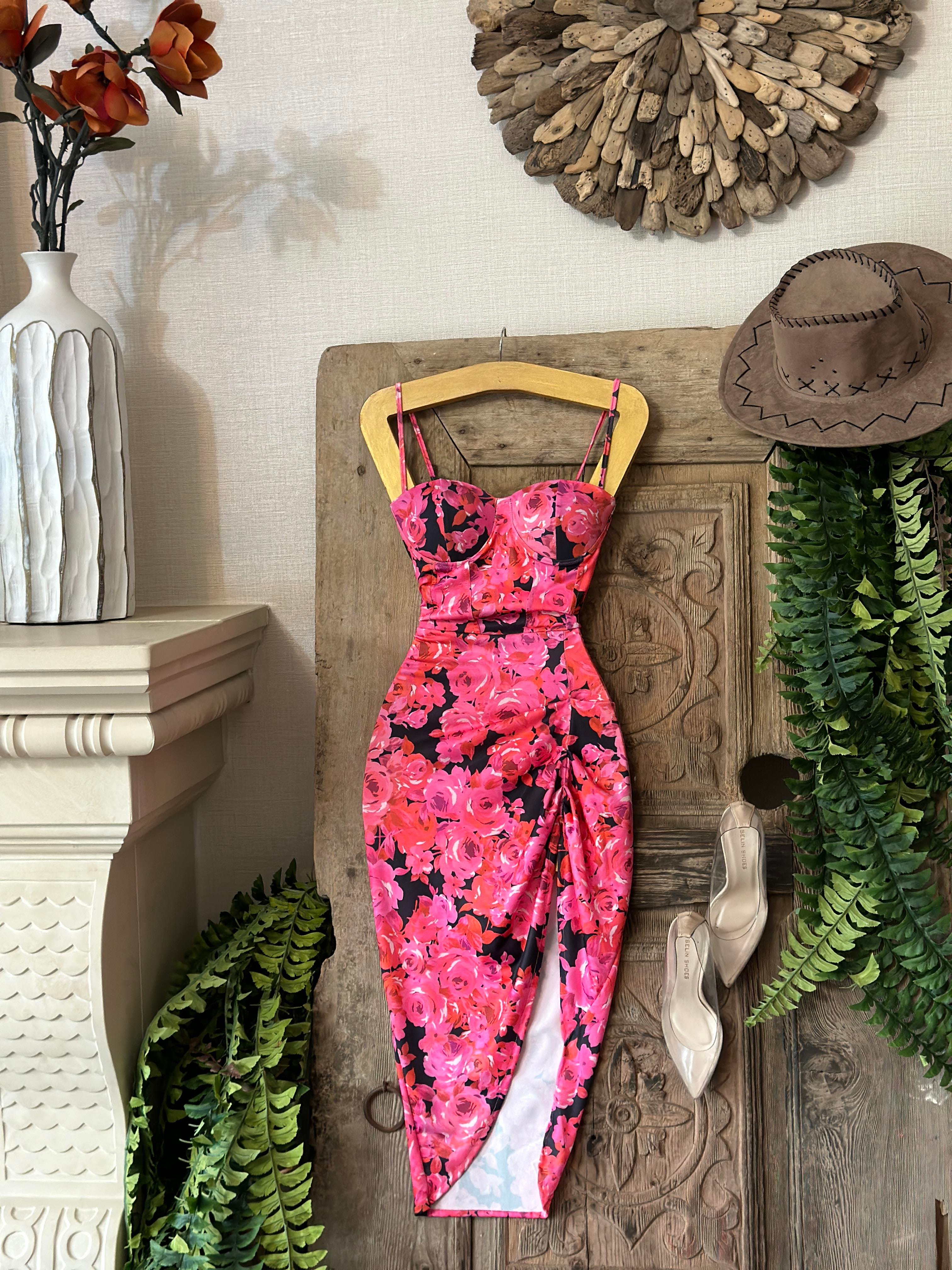 Micro Kumaş Gloplu Derin Yırtmaçlı Tasarım Elbise