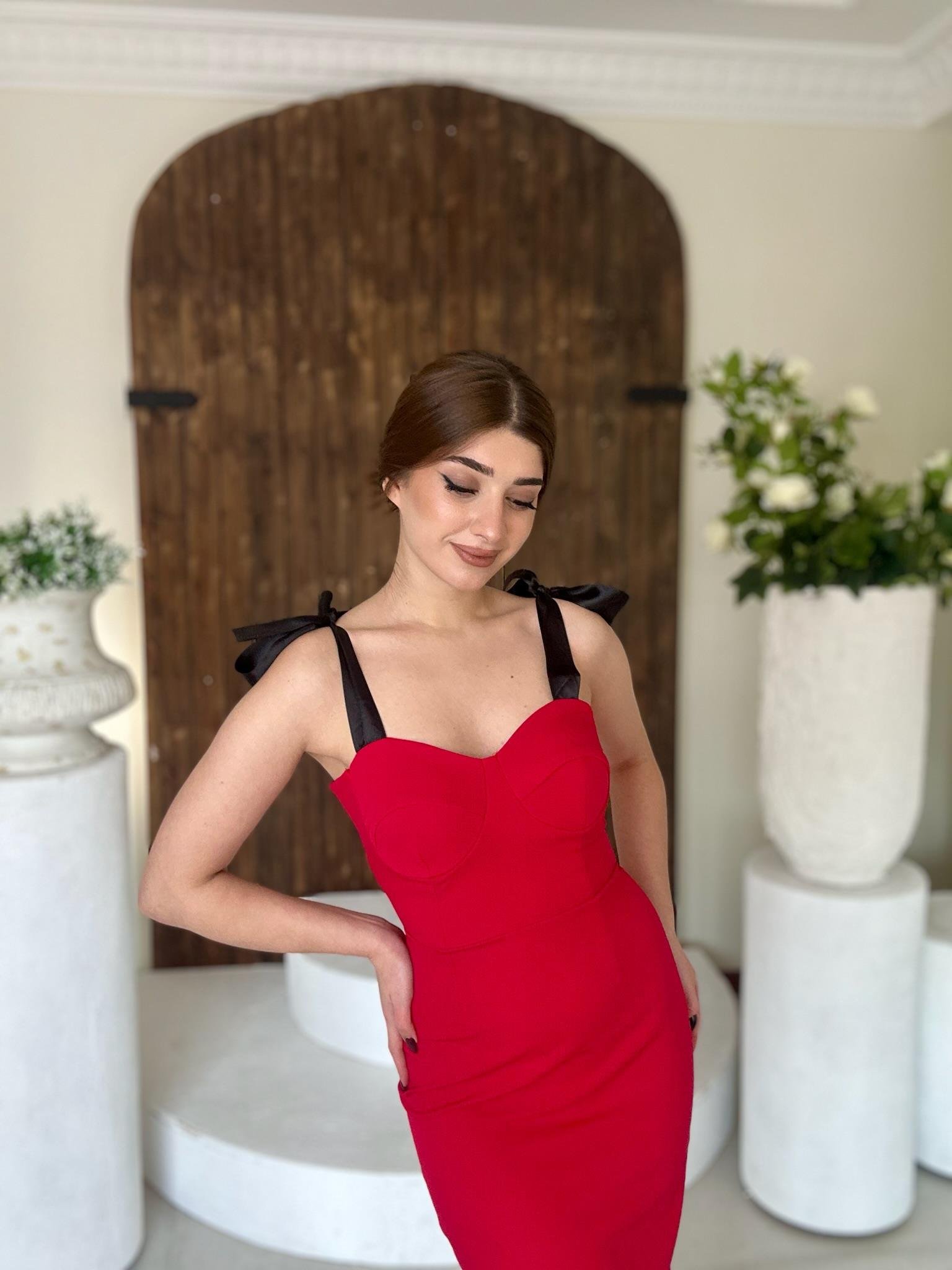 Omuz Bağlama Detay Kalp Yaka Kalem Elbise