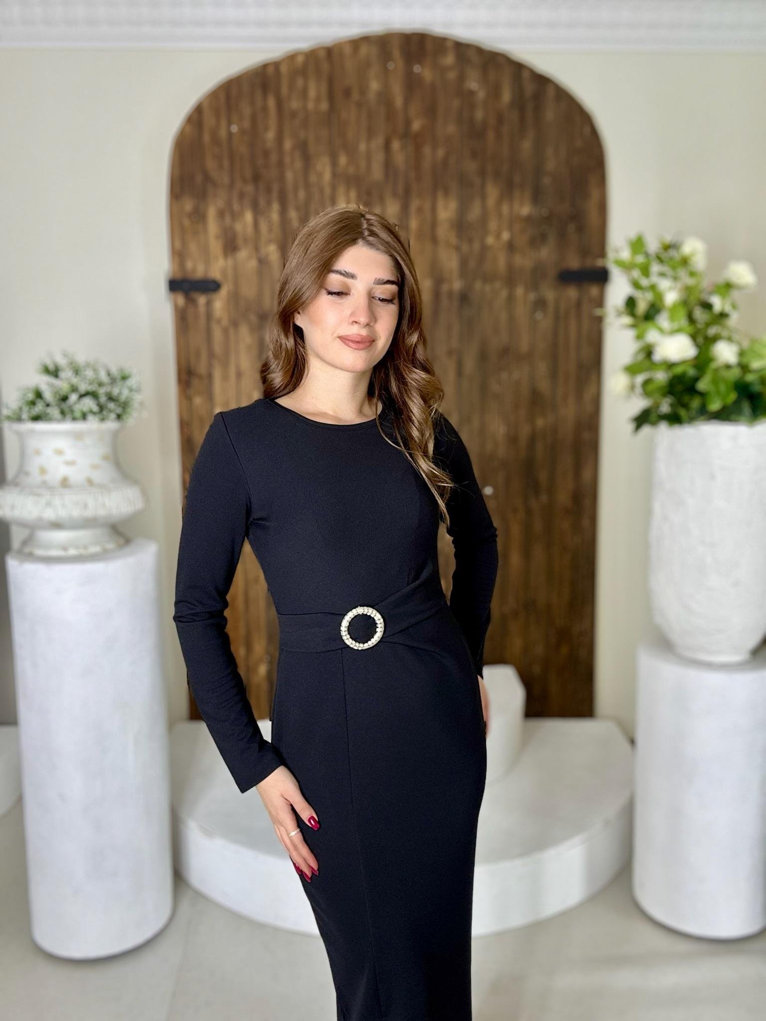 Örme Crep Kumaş Gold Aksesuar Detaylı Siyah Midi Boy Elbise
