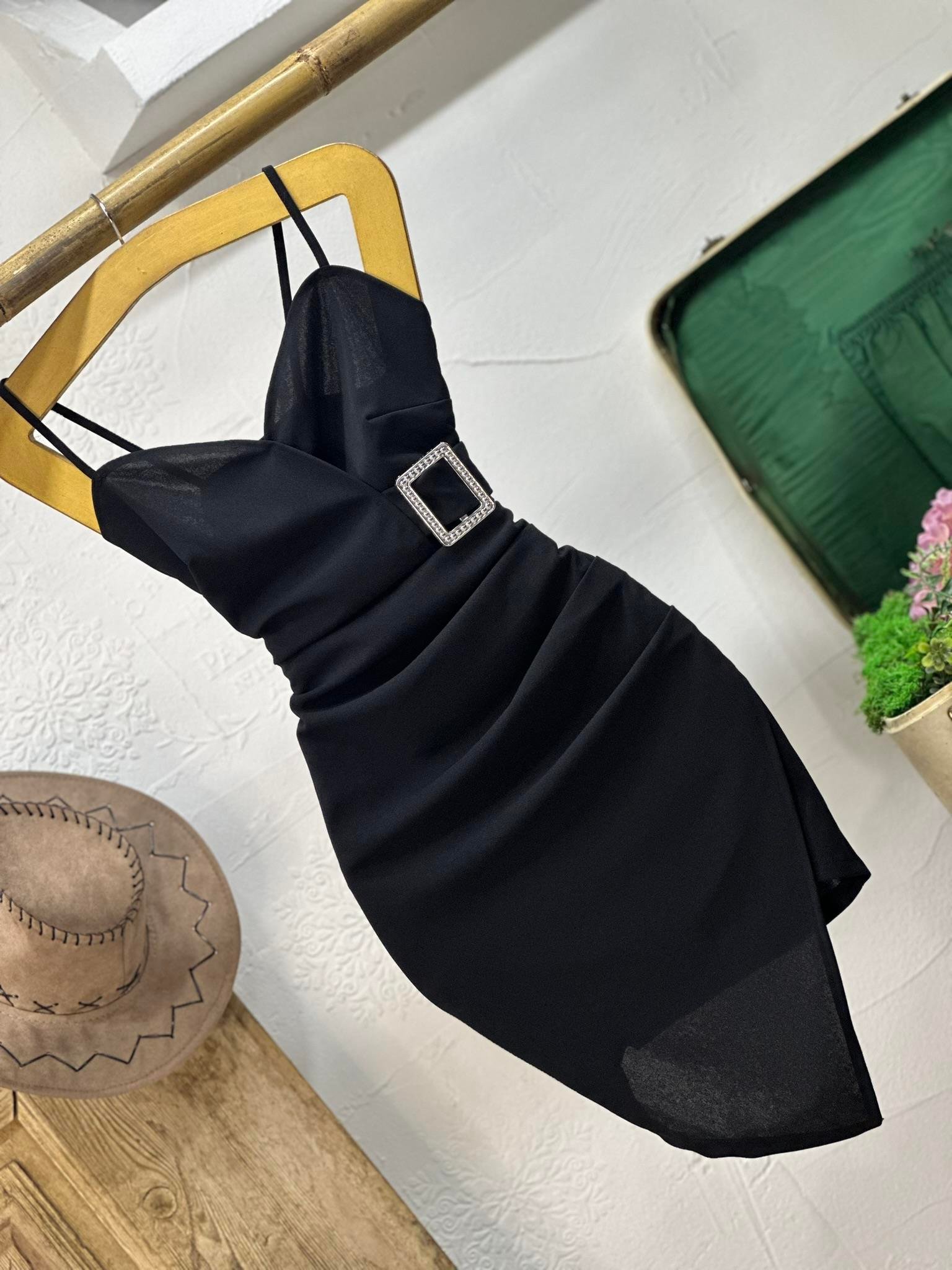 Örme Crep Kumaş Kalp Metal Aksesuarlı Elbise 