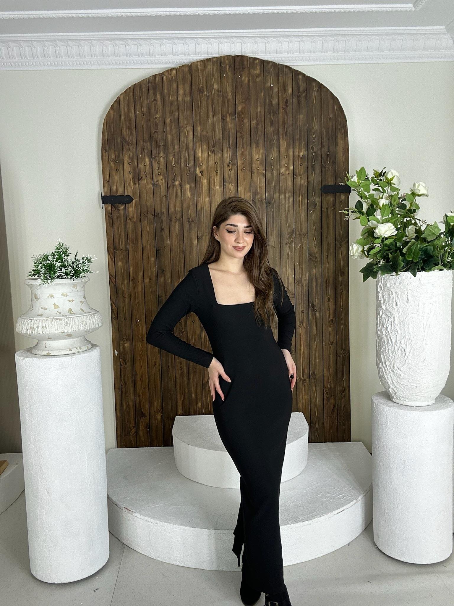 Ottoman Kumaş Kare Yaka Yan Yırtmaçlı Uzun Siyah Elbise