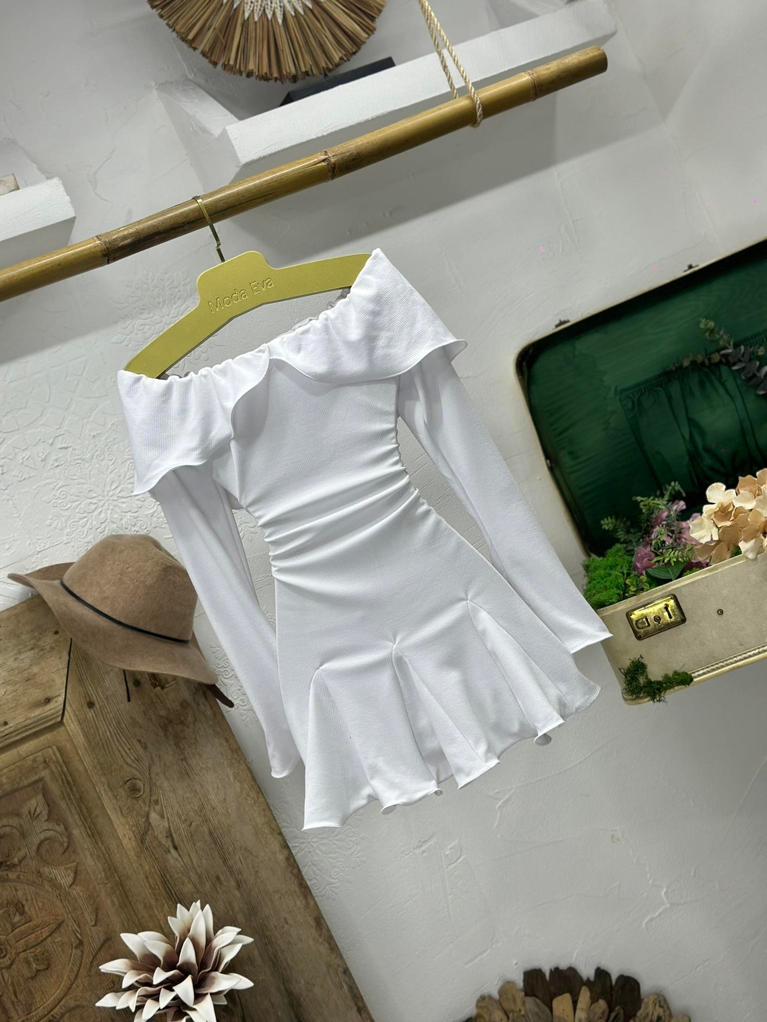 Ottoman Kumaş Toparlayıcı Madonna Yaka Eteği Volanlı Beyaz Mini Elbise