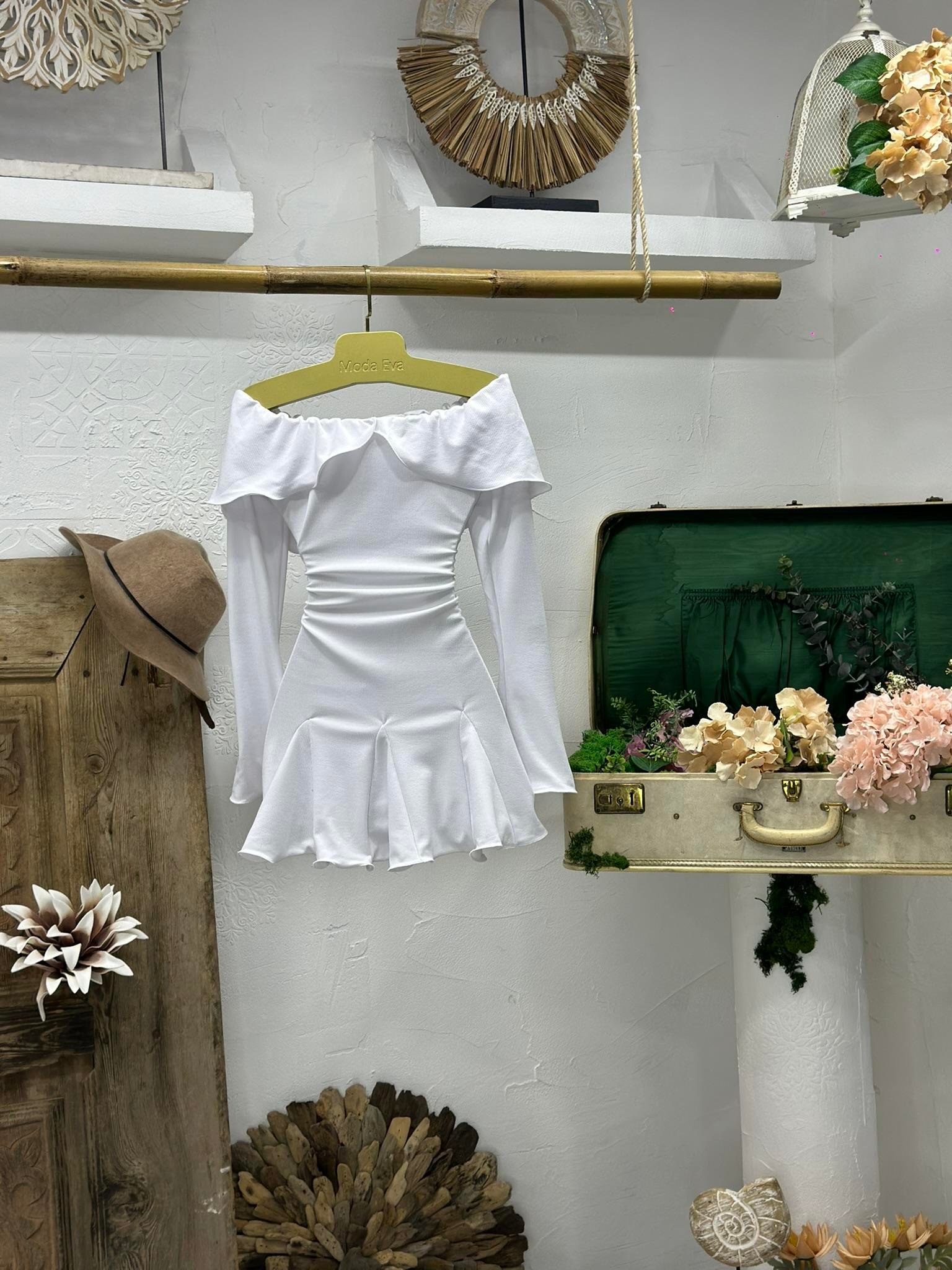 Ottoman Kumaş Toparlayıcı Madonna Yaka Eteği Volanlı Beyaz Mini Elbise