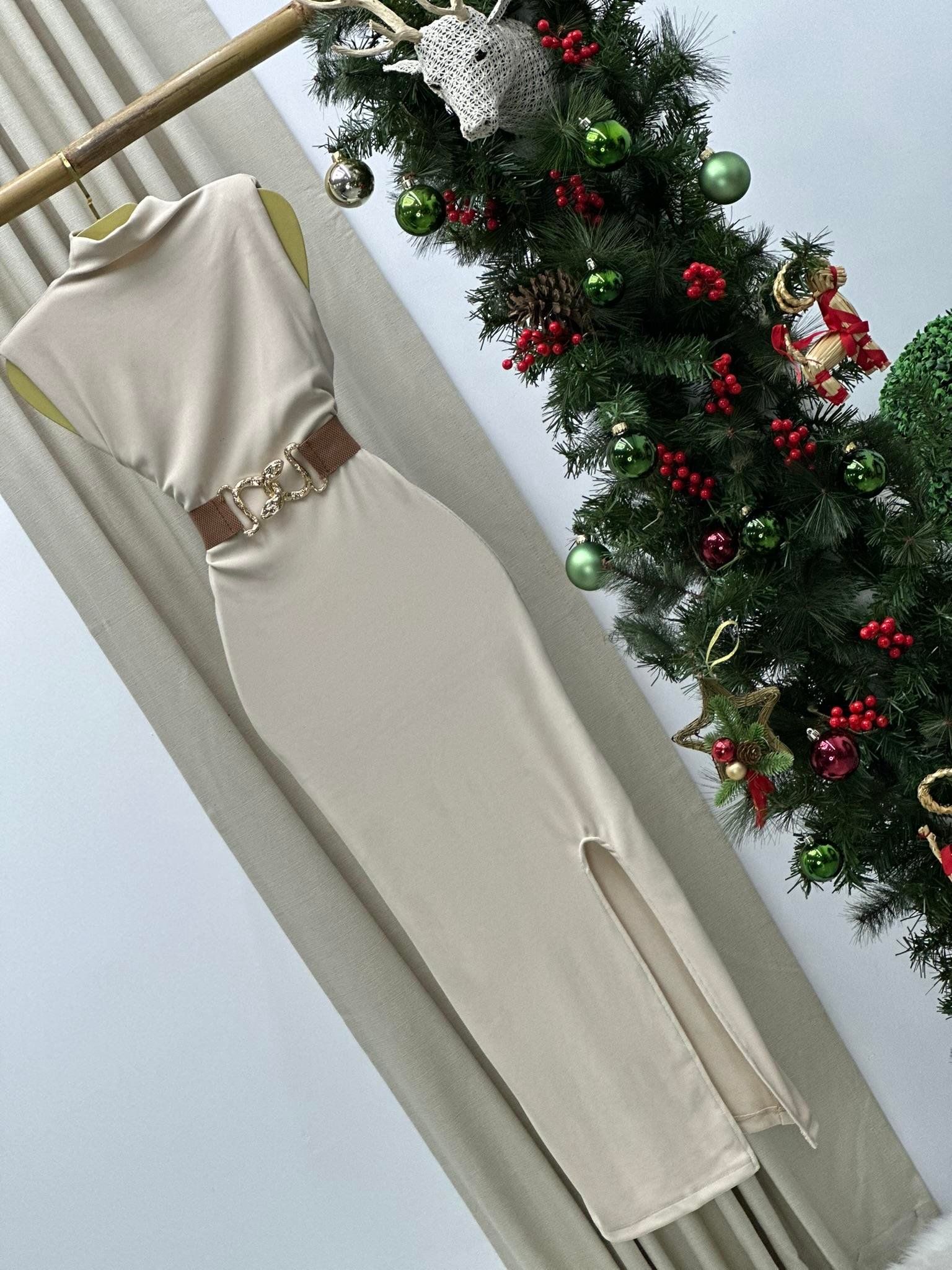 Ottoman Kumaş Vatkalı Yan Yırtmaçlı Dik Yaka Tasarım Uzun Elbise Krem