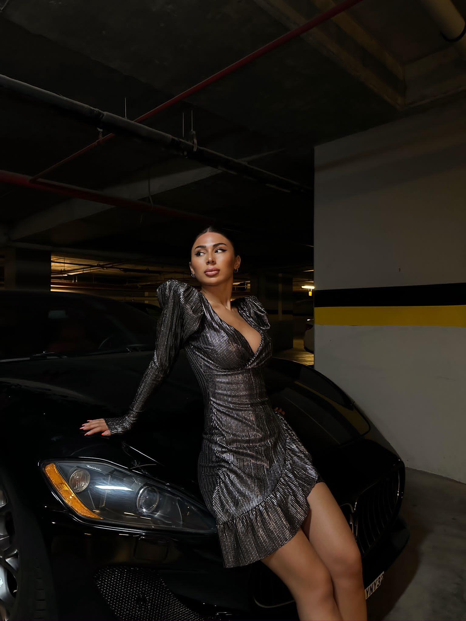 Parlak Plise Kumaş Kruvaze Yaka Tasarım Elbise