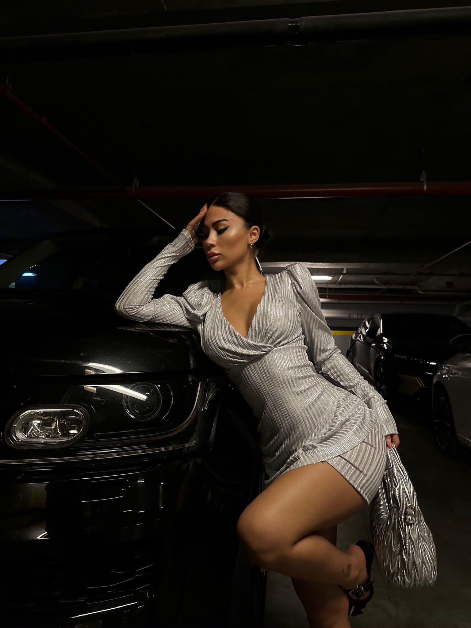 Parlak Plise Kumaş Kruvaze Yaka Tasarım Elbise