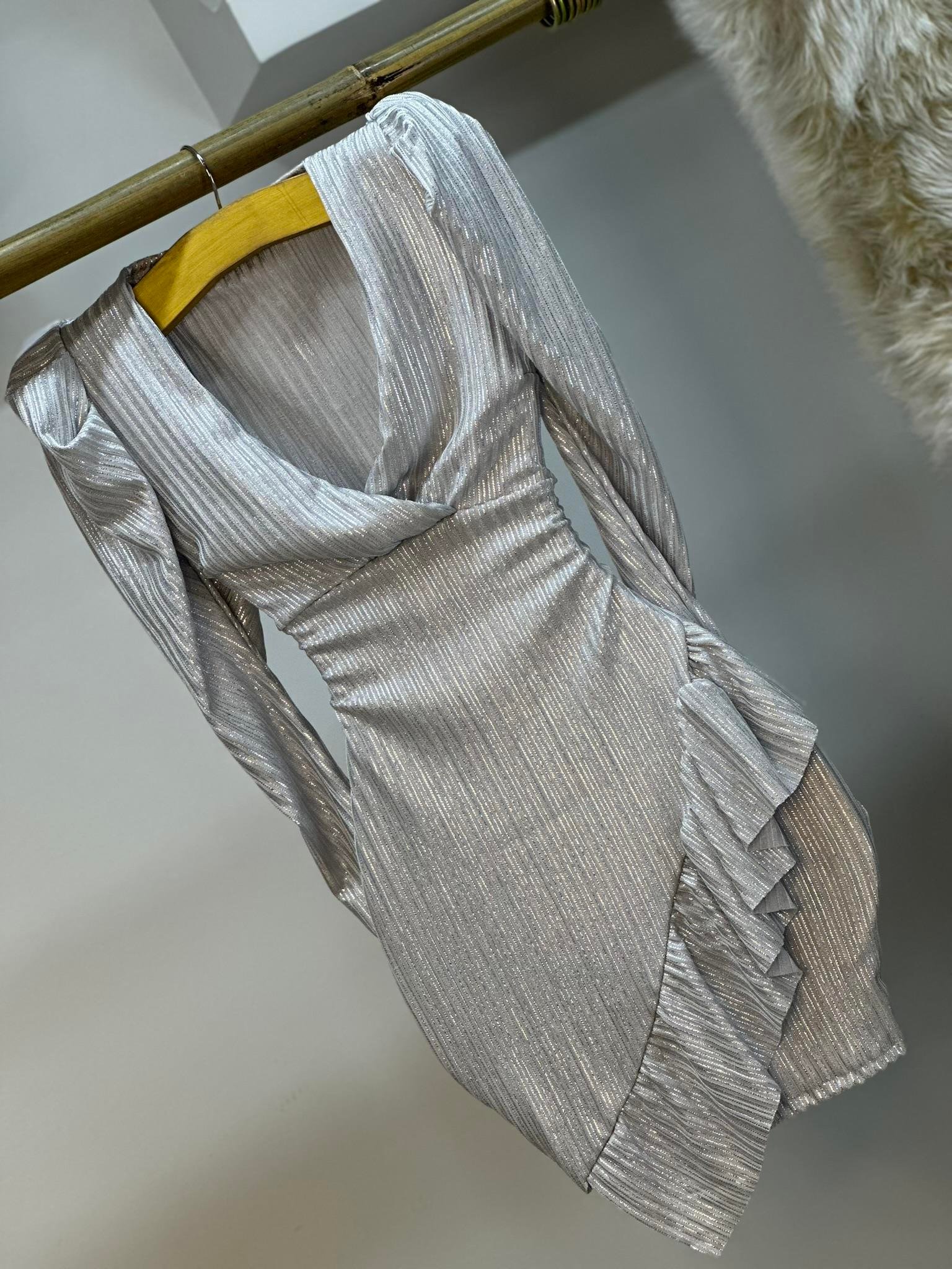 Parlak Plise Kumaş Kruvaze Yaka Tasarım Elbise