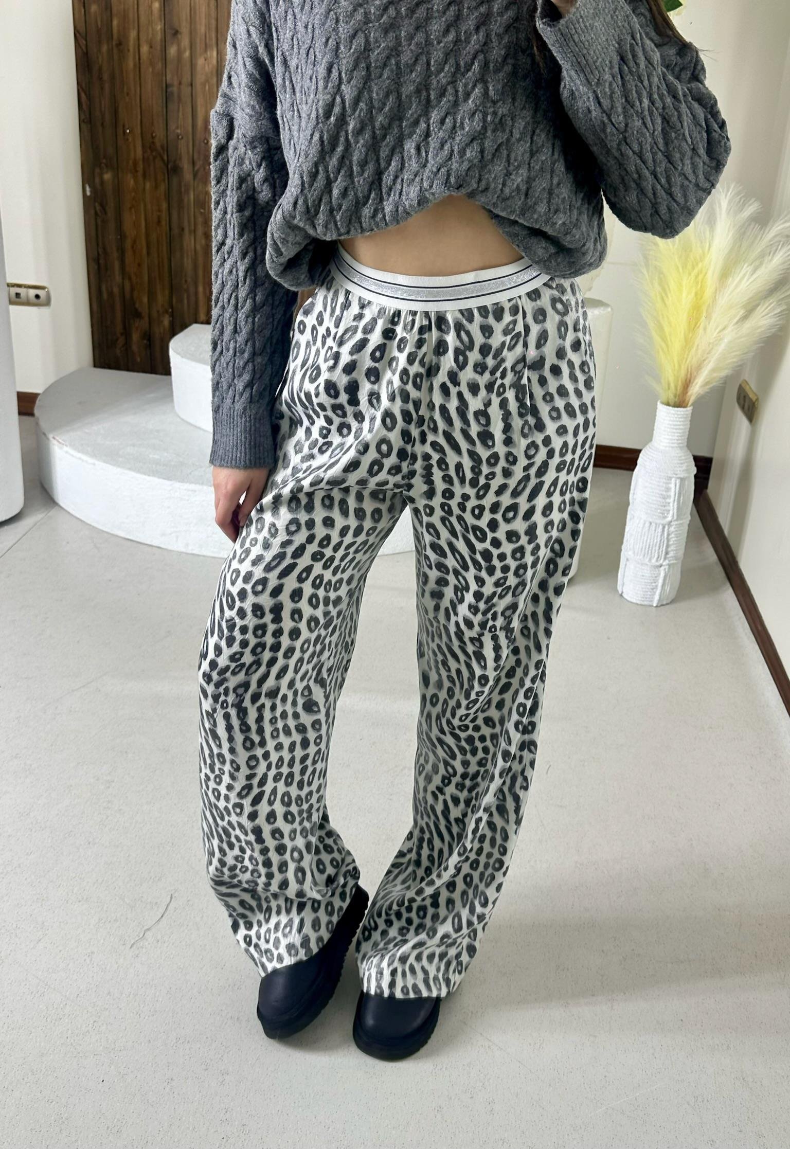 Parlak Saten Kumaş Beli Lastikli Rahat Pantolon