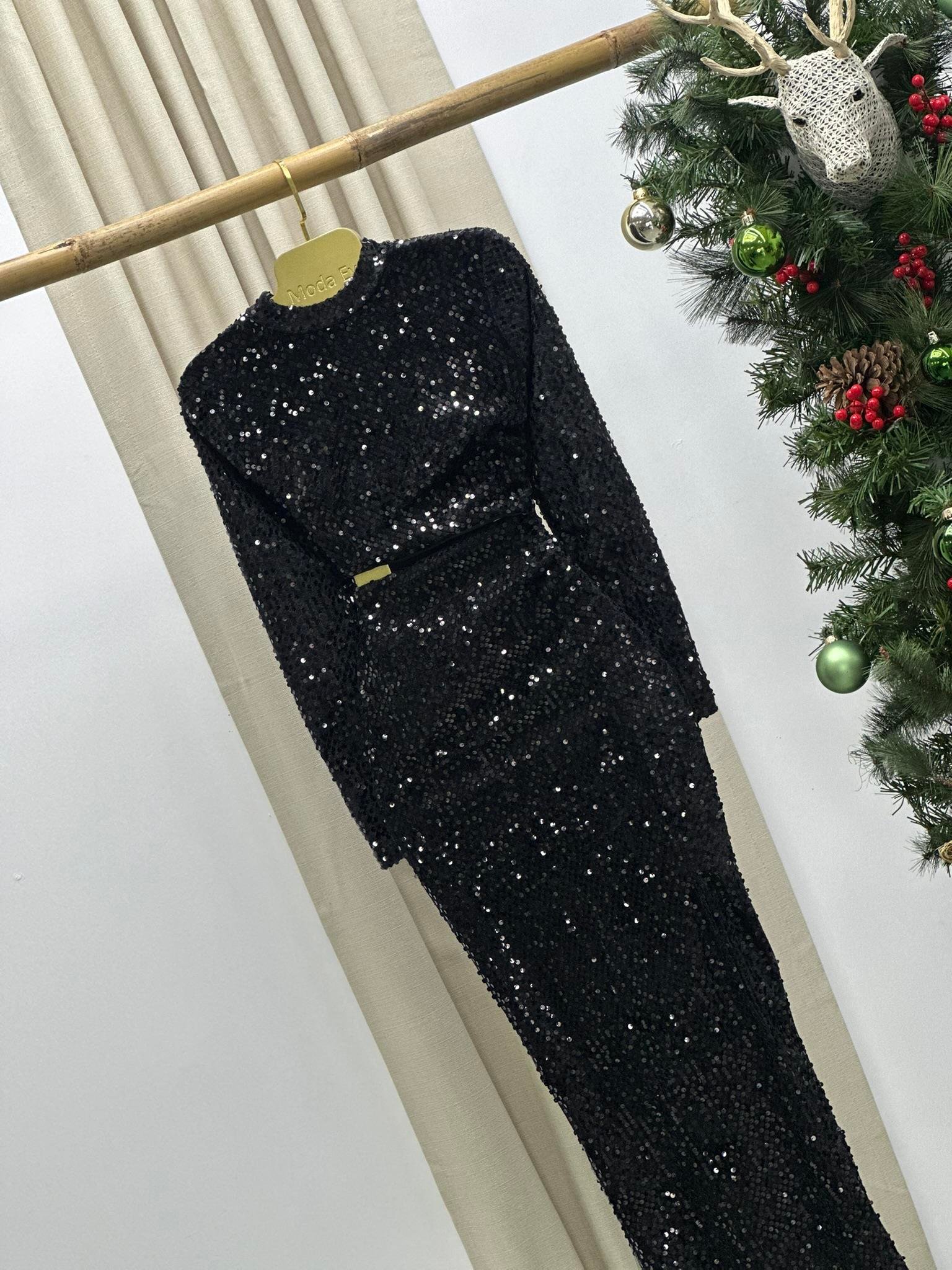 Payet Kadife Kumaş Bel Dekolteli Yırtmaçlı Uzun Siyah Elbise