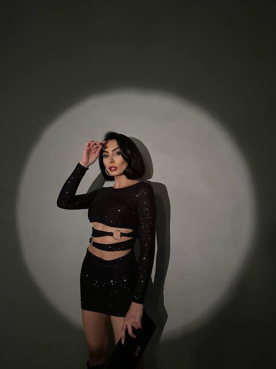 Payet Kumaş Bel Dekolteli Metal Aksesuar Detaylı Tasarım Elbise Siyah