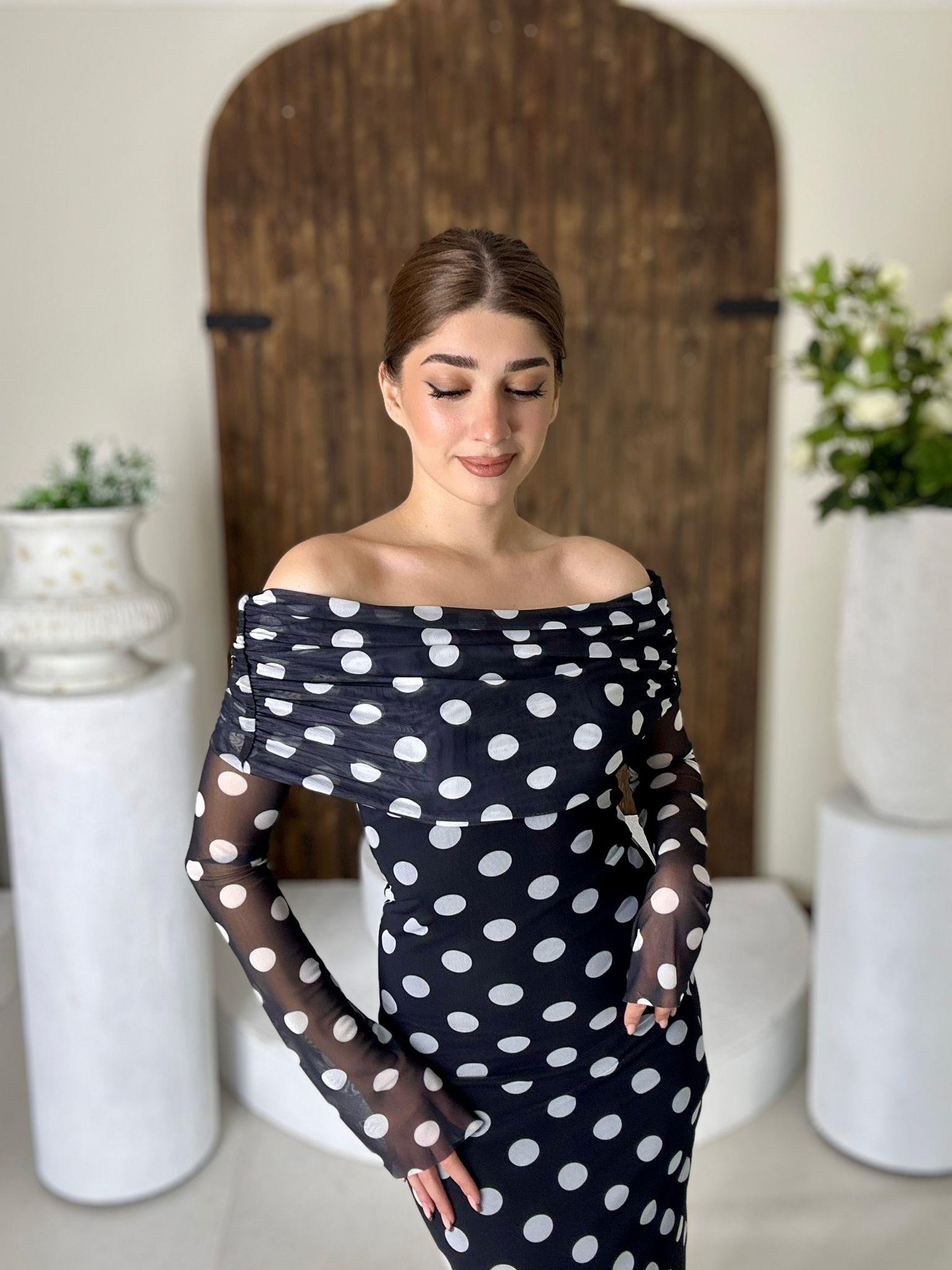 Puantiye Desen Likralı Tül Kumaş Madonna Yaka Tasarım Uzun Elbise