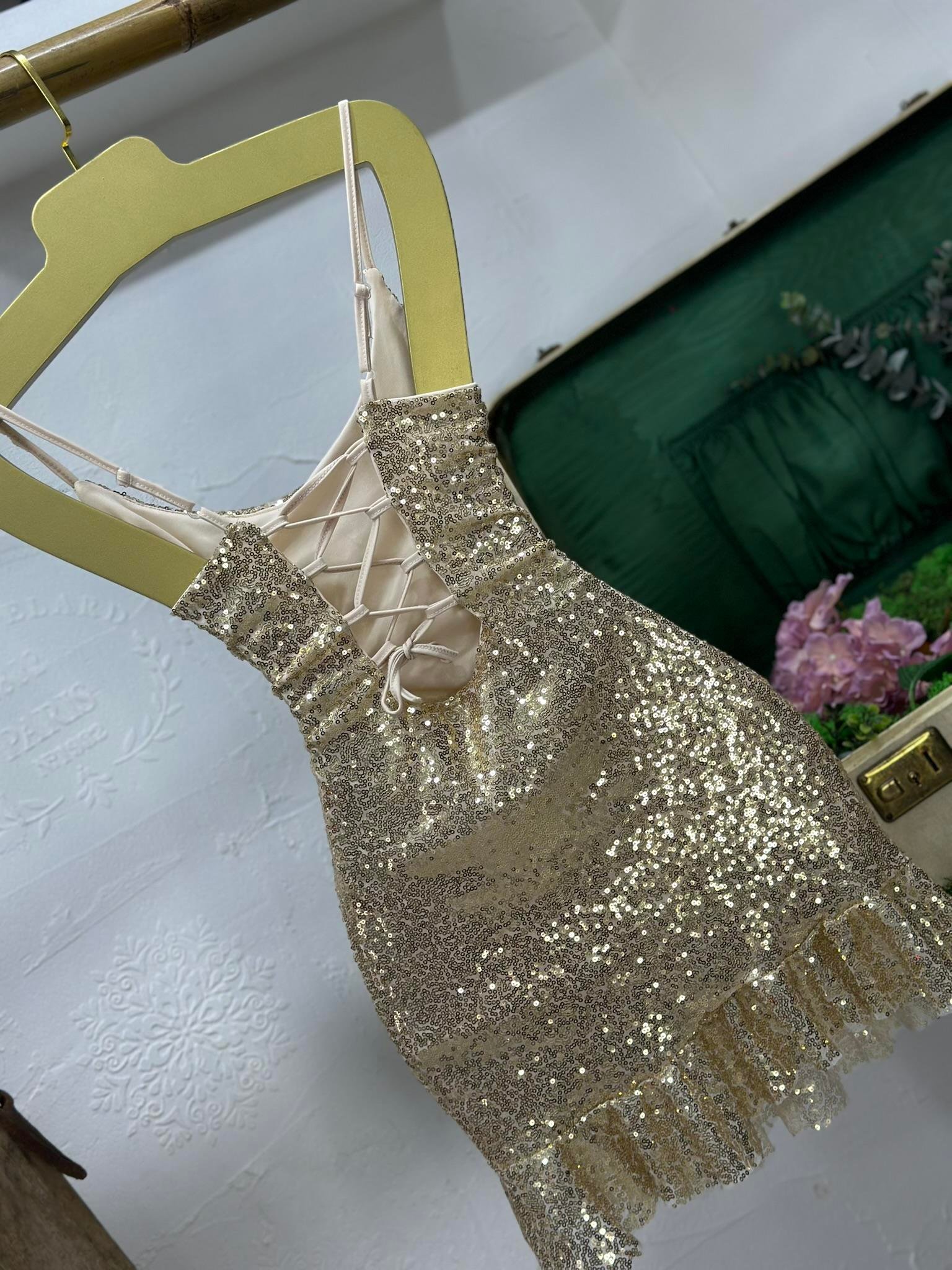 Pul Payet Sırt Çapraz Detaylı Eteği Fırfırlı Tasarım Elbisemiz 