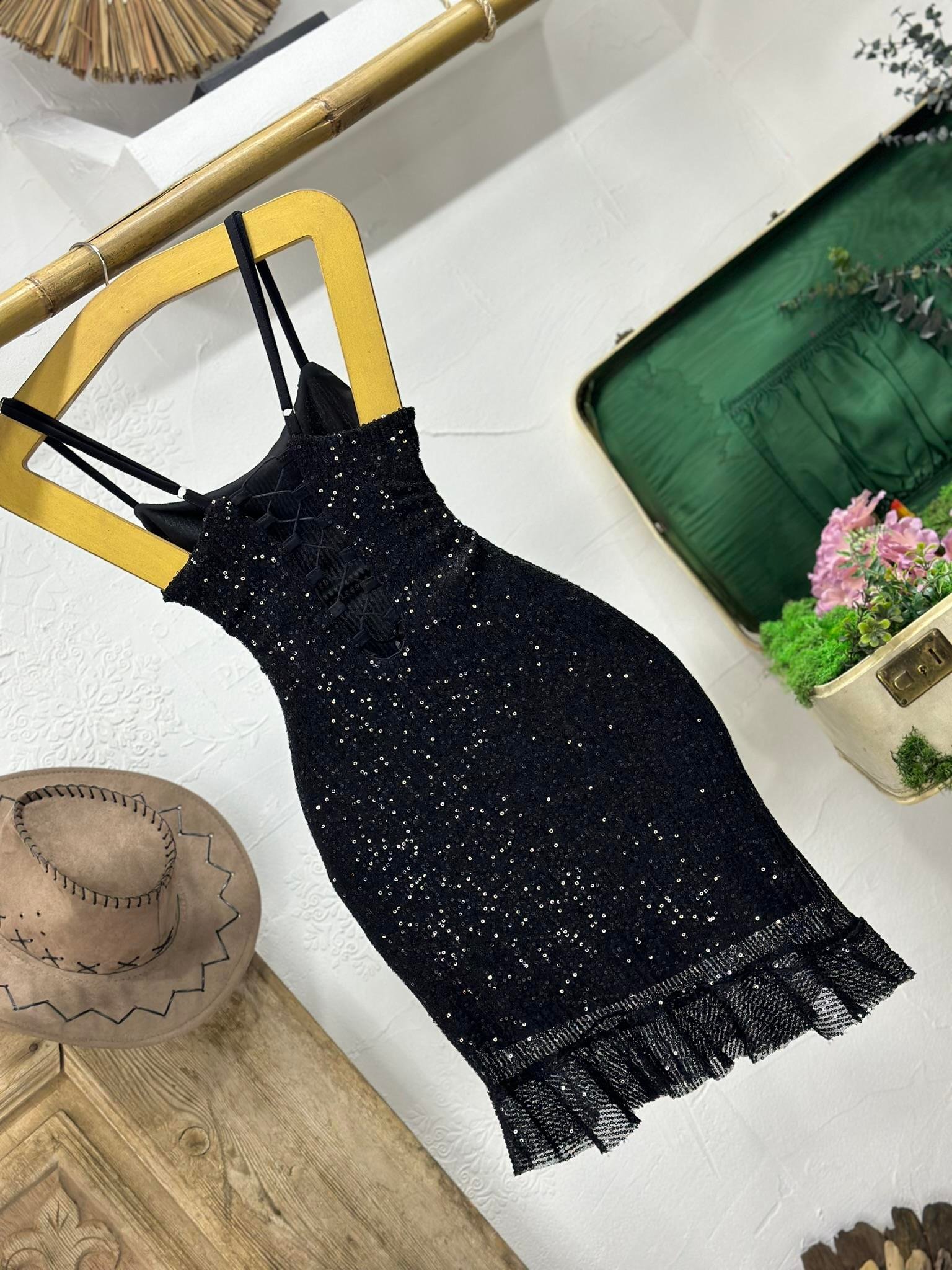 Pul Payet Sırt Çapraz Detaylı Eteği Fırfırlı Tasarım Elbisemiz 