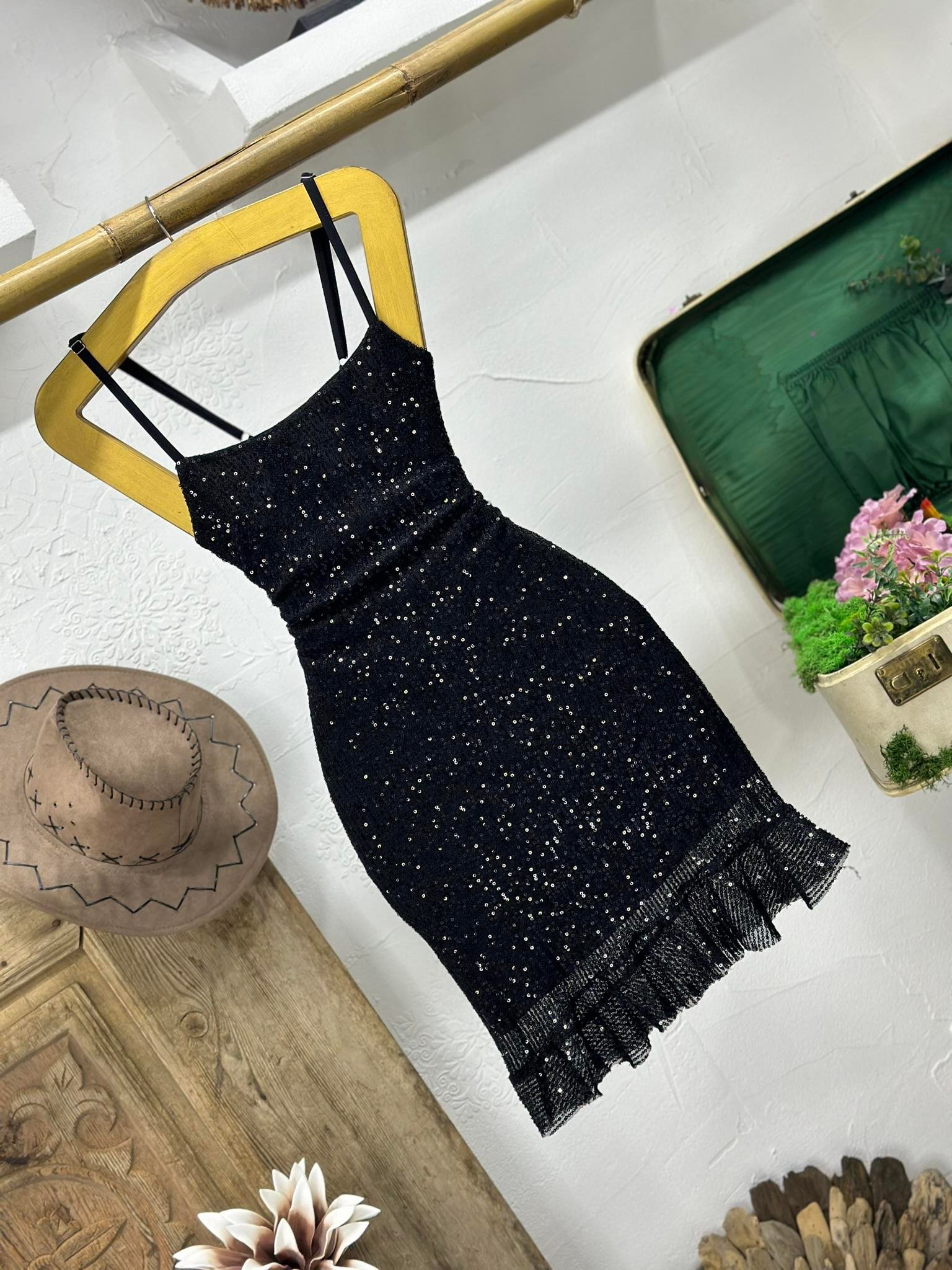 Pul Payet Sırt Çapraz Detaylı Eteği Fırfırlı Tasarım Elbisemiz 