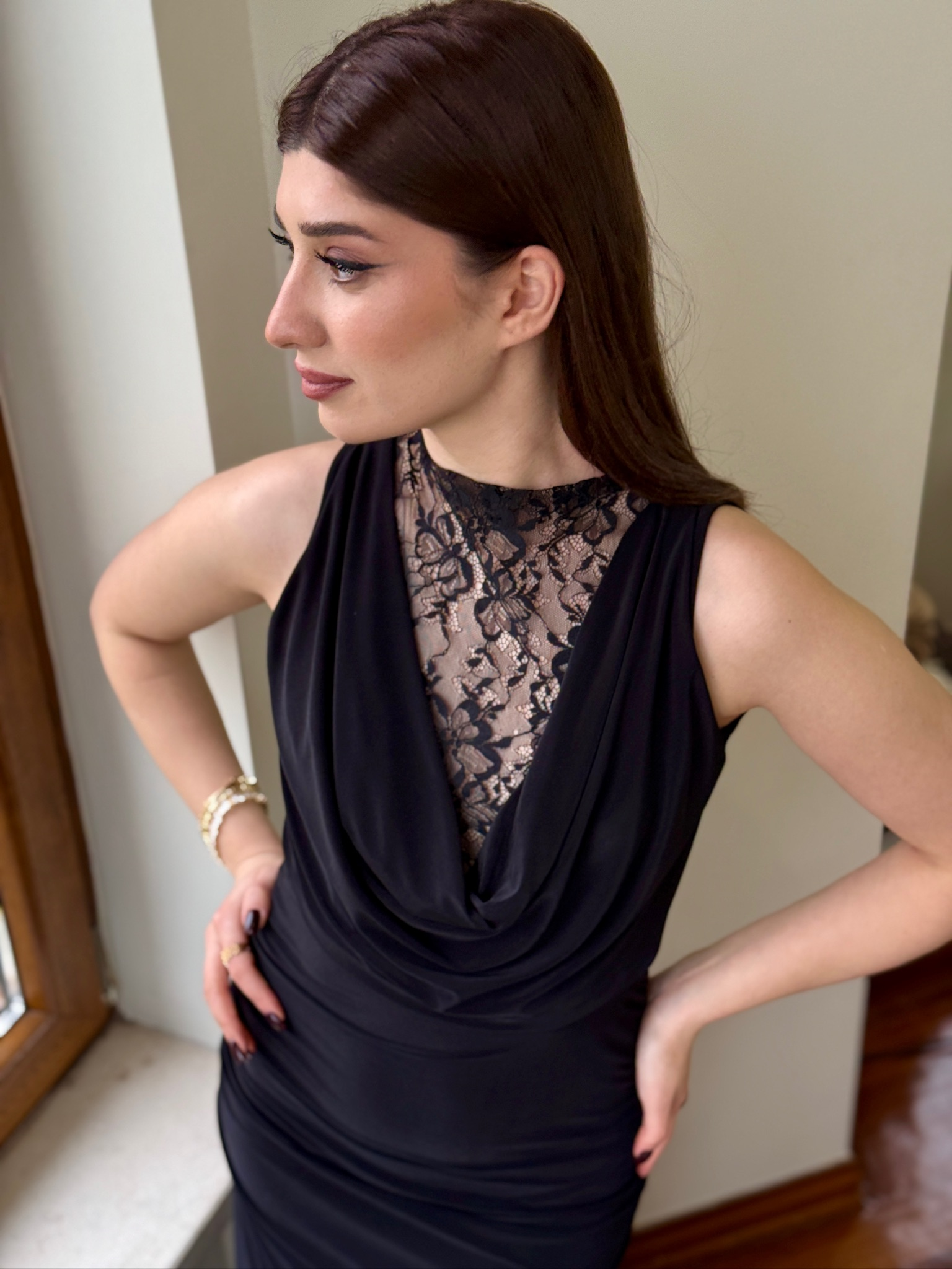 Sandy Kumaş Dantel Detaylı Degaje Yaka Uzun Siyah Elbise 