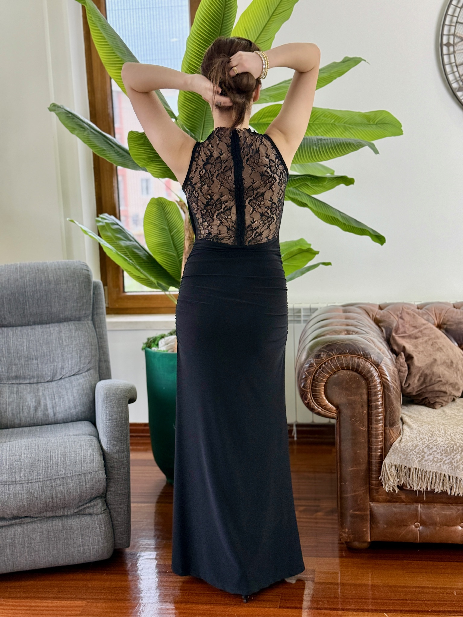 Sandy Kumaş Dantel Detaylı Degaje Yaka Uzun Siyah Elbise 