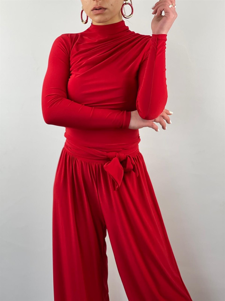 Sandy Kumaş Dik Yaka Drapeli Bluz