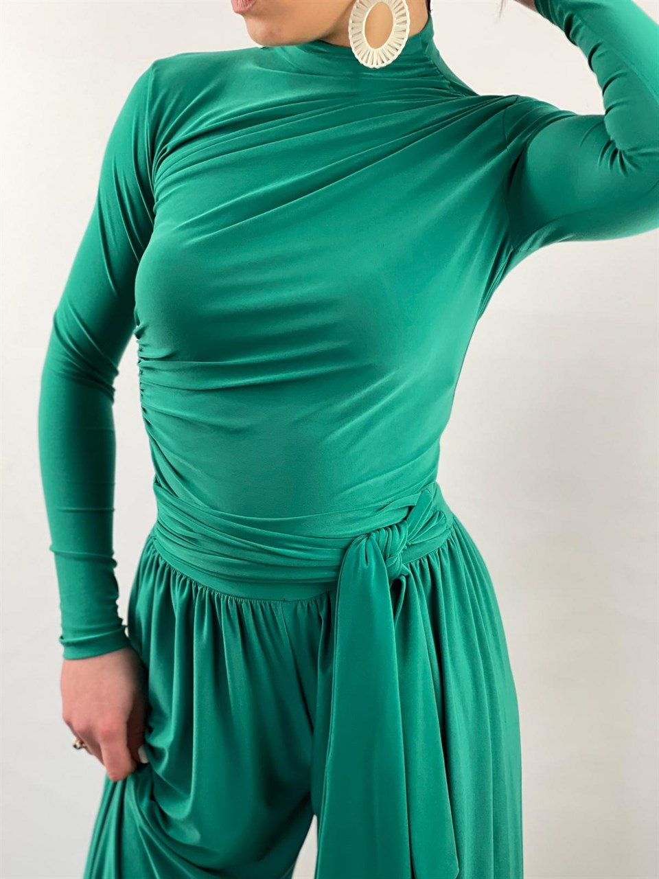 Sandy Kumaş Dik Yaka Drapeli Bluz