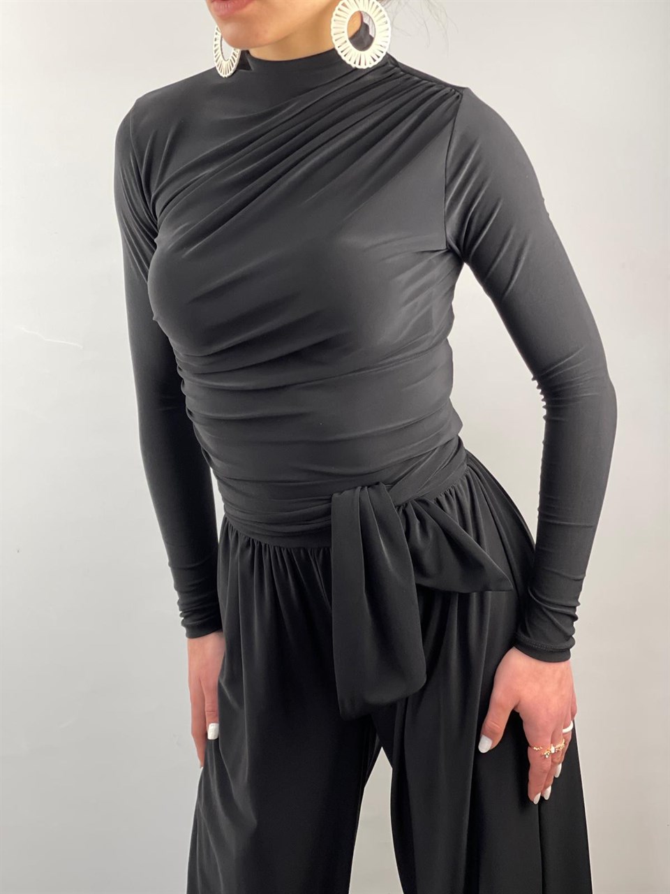 Sandy Kumaş Dik Yaka Drapeli Bluz