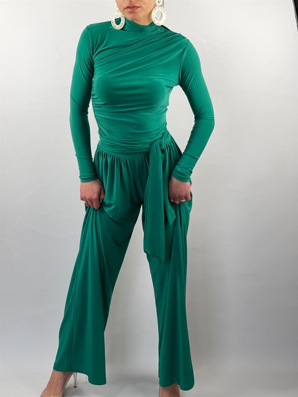 Sandy Kumaş Dik Yaka Drapeli Bluz