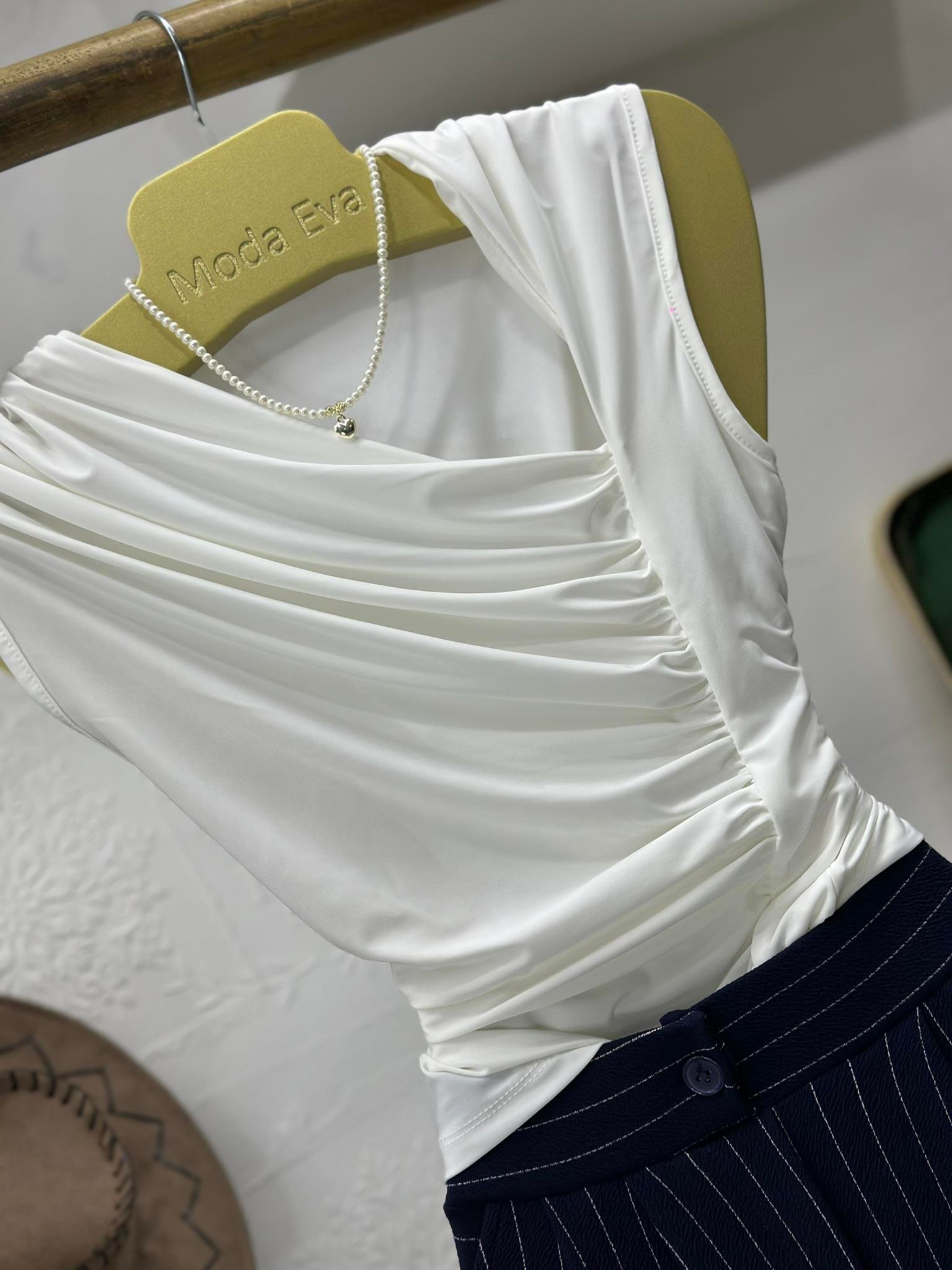 Sandy Kumaş Drape Detaylı Sıfır Kol Tasarım Bluz