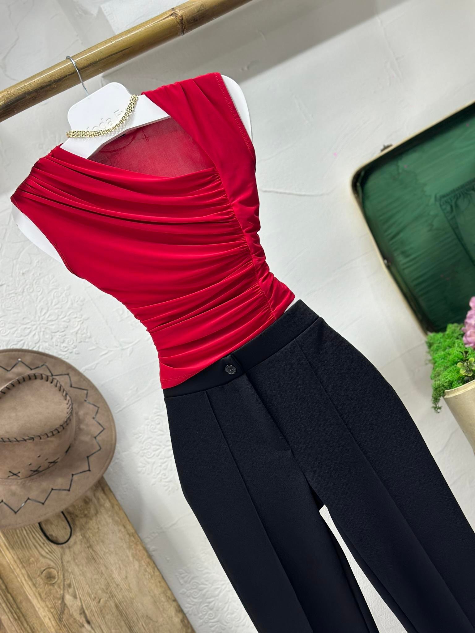 Sandy Kumaş Drape Detaylı Sıfır Kol Tasarım Bluz