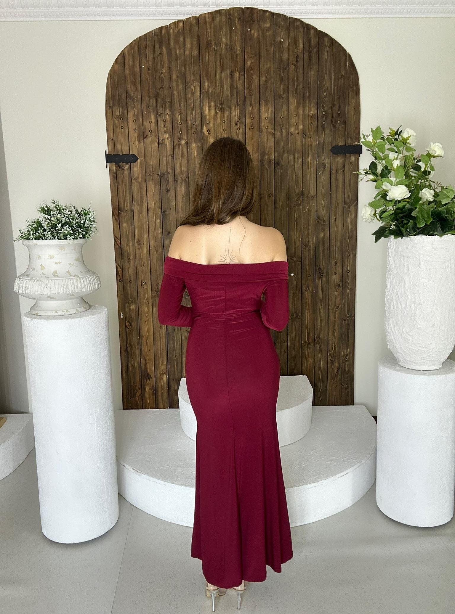 Sandy Kumaş Gold Aksesuar Detaylı Madonna Yaka Midi Boy Elbise Bordo