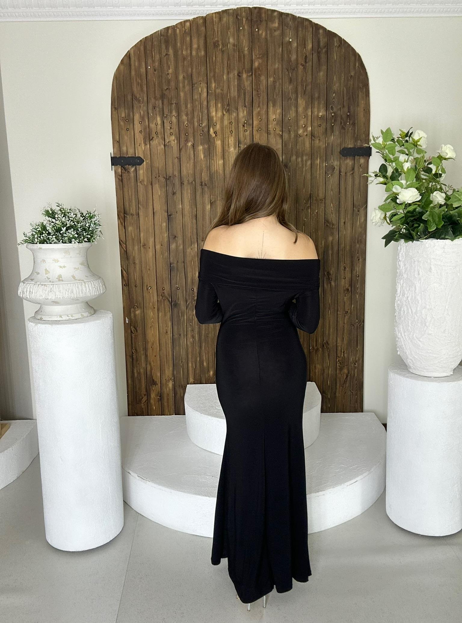 Sandy Kumaş Gold Aksesuar Detaylı Madonna Yaka Midi Boy Elbise Siyah