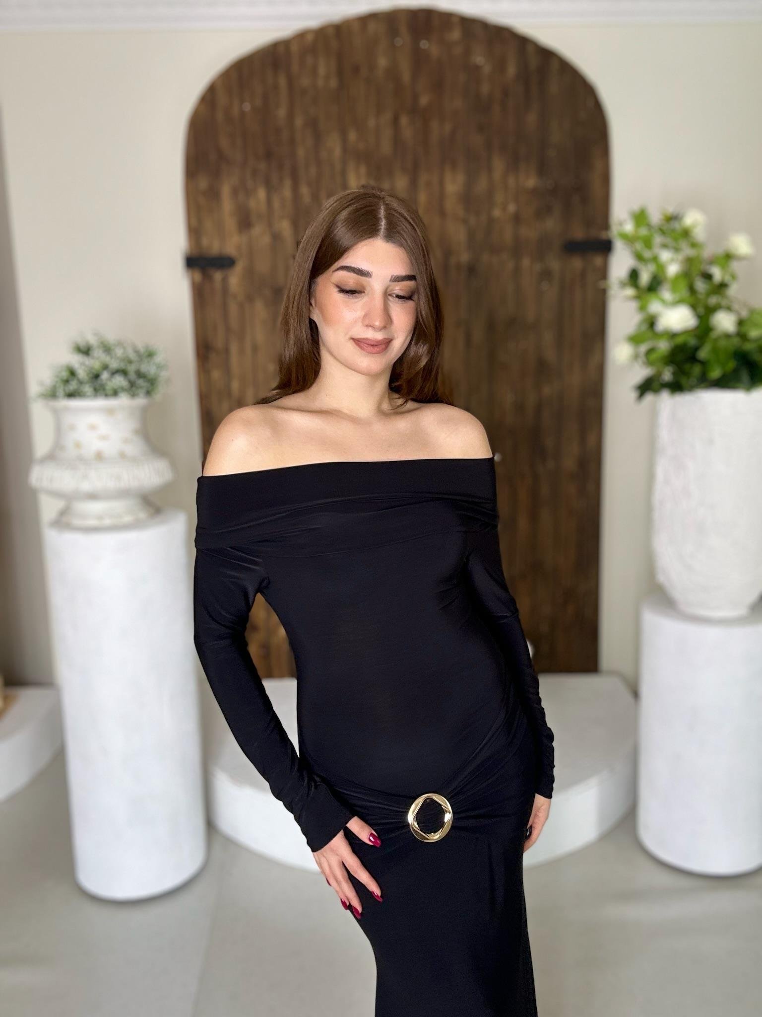 Sandy Kumaş Gold Aksesuar Detaylı Madonna Yaka Midi Boy Elbise Siyah