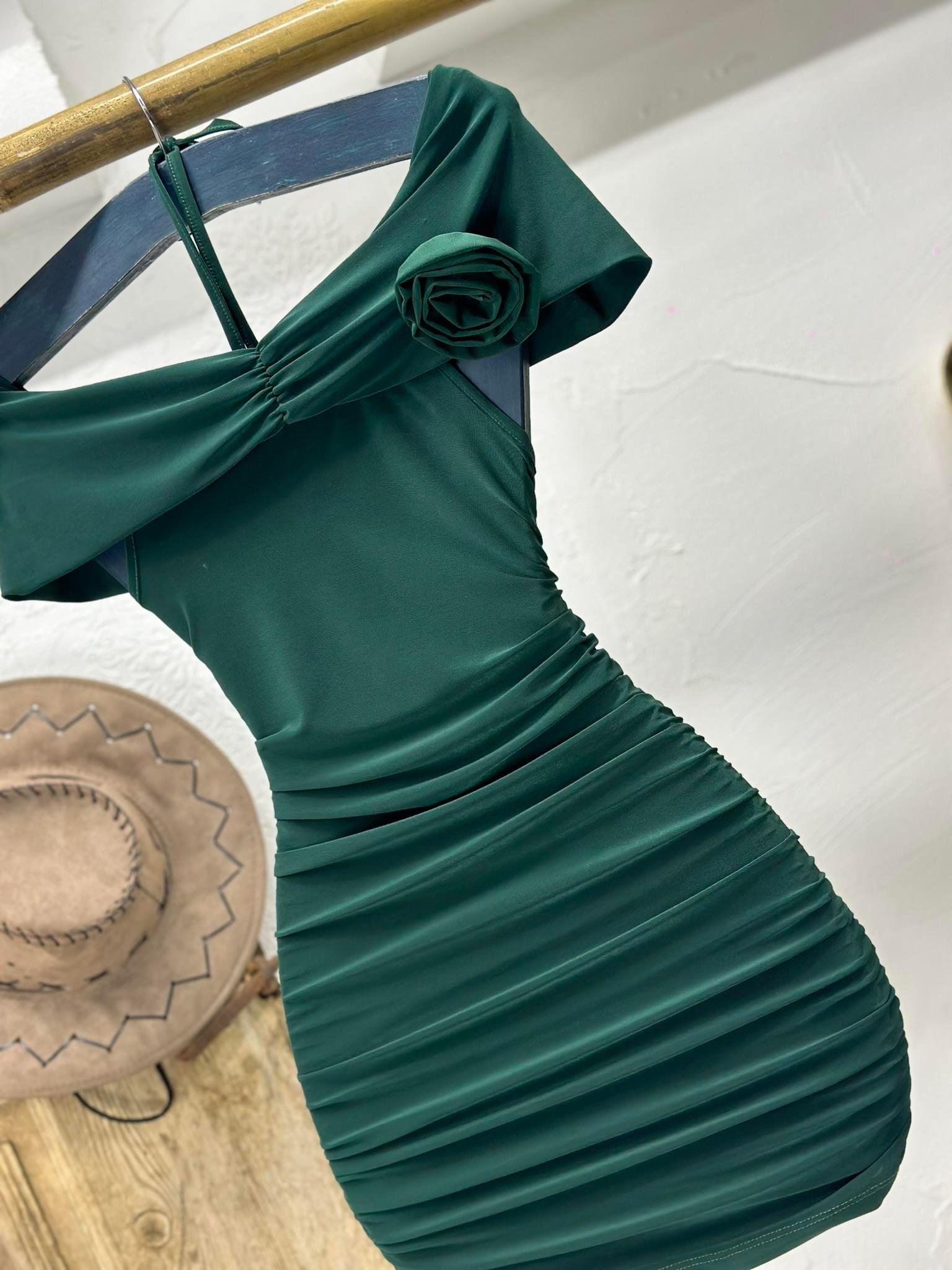 Sandy Kumaş Madonna Yaka Boyun Askılı Çiçek Detay Tasarım Elbise